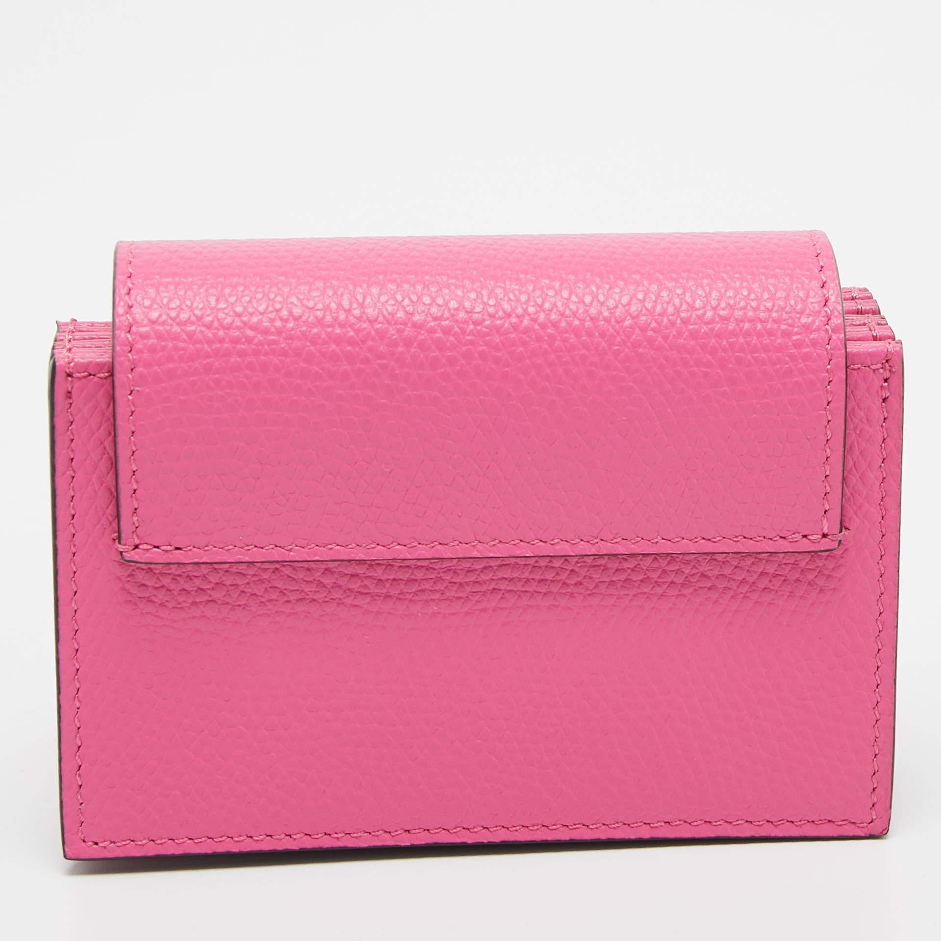 The Valentino card holder is a practical accessory highlighted by the famous VLogo. This compact and stylish piece is perfect for organizing and carrying your cards and cash with a touch of elegance.

