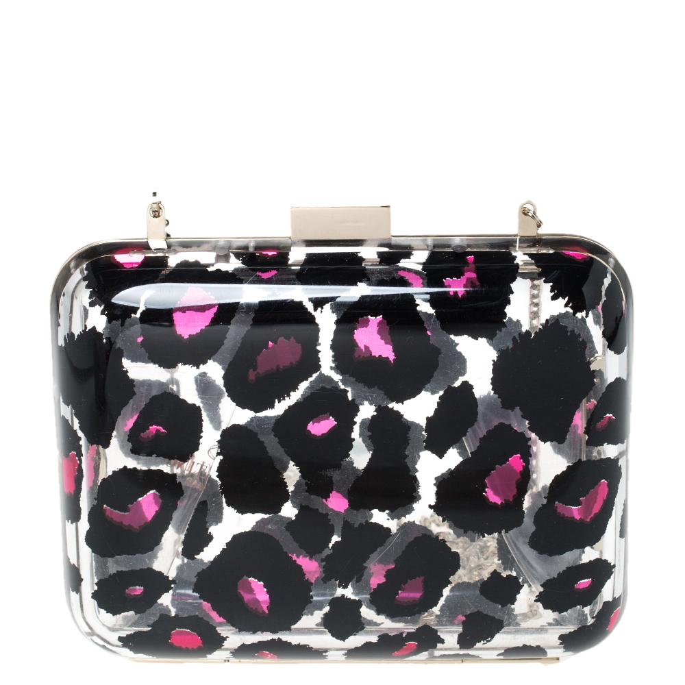 This stylish clutch makes for a great buy and will instantly elevate any outfit. Make a statement every time you step out with this must-have creation. Designed by Valentino, here is a chic and utilitarian clutch to carry for the evening. It has