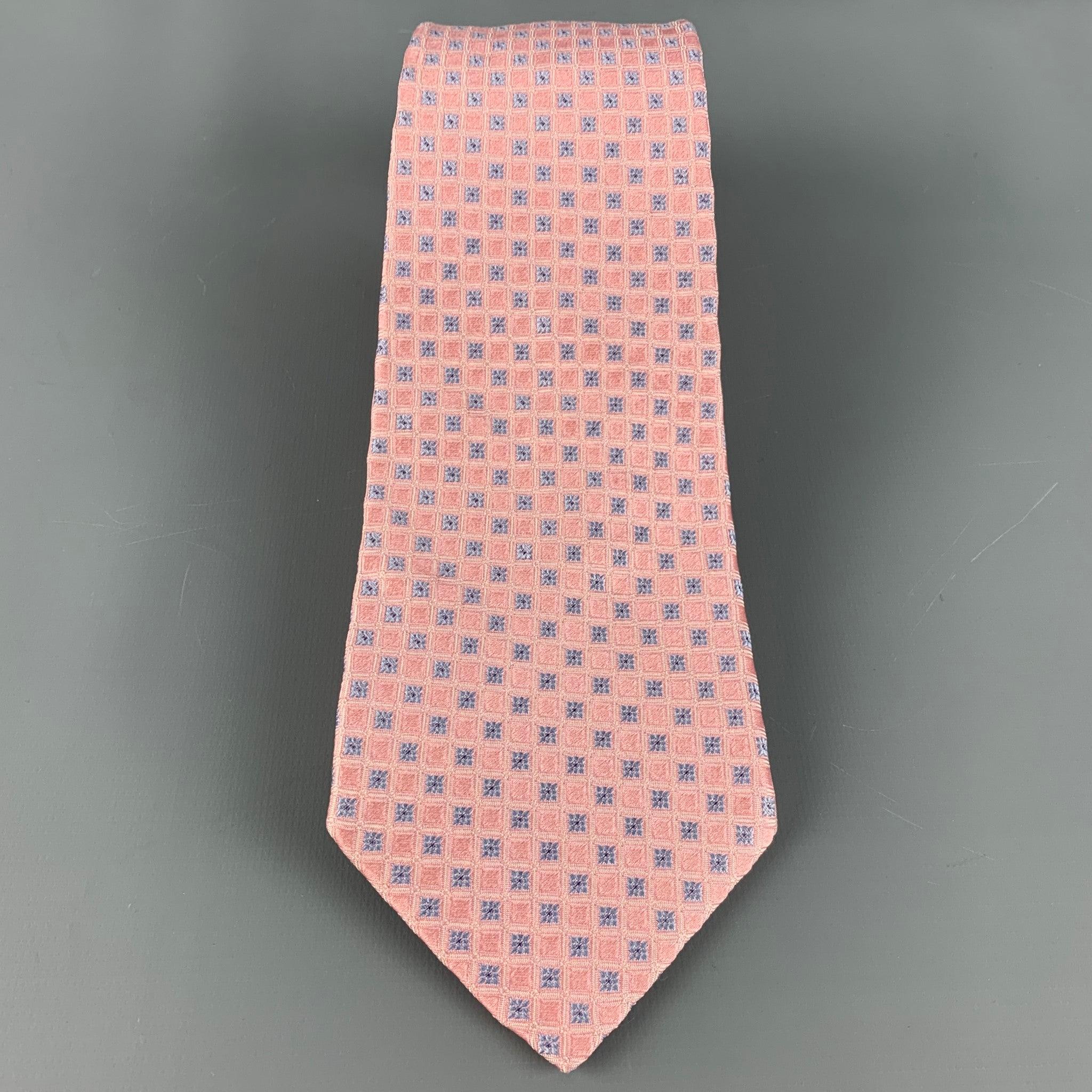 VALENTINO
Krawatte aus rosa Seide mit einem hellblauen Karomuster. Made in Italy. sehr guter gebrauchter Zustand. 

Abmessungen: 
  Breite: 3,5 Zoll Länge: 63 Zoll 
  
  
 
Referenz: 126562
Kategorie: Krawatte
Mehr Details
    
Marke: 
