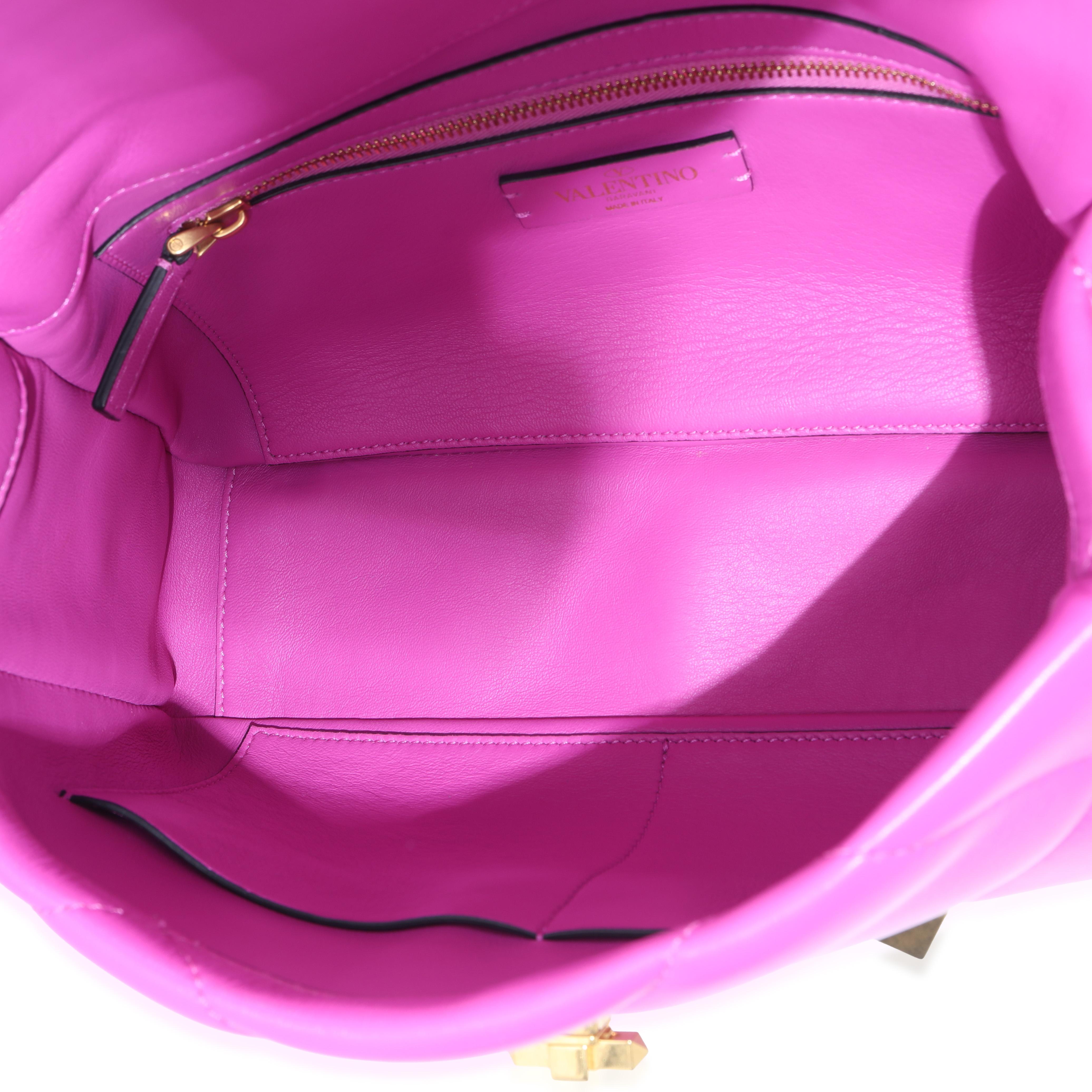 Bolso romano mediano con tachuelas Valentino en napa rosa en venta 1