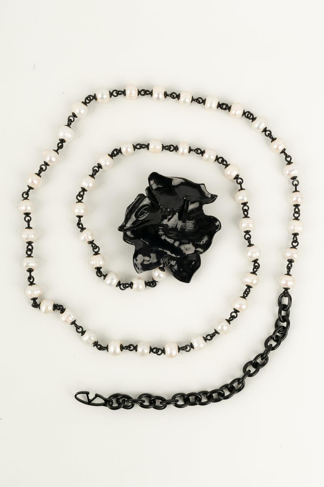 Valentino - Necklace in black enameled metal, costume pearly beads, and black rhinestones.

Additional information:
Condition: Very good condition
Dimensions: Length: from 95 cm to 111 cm

Seller Reference: ACC191