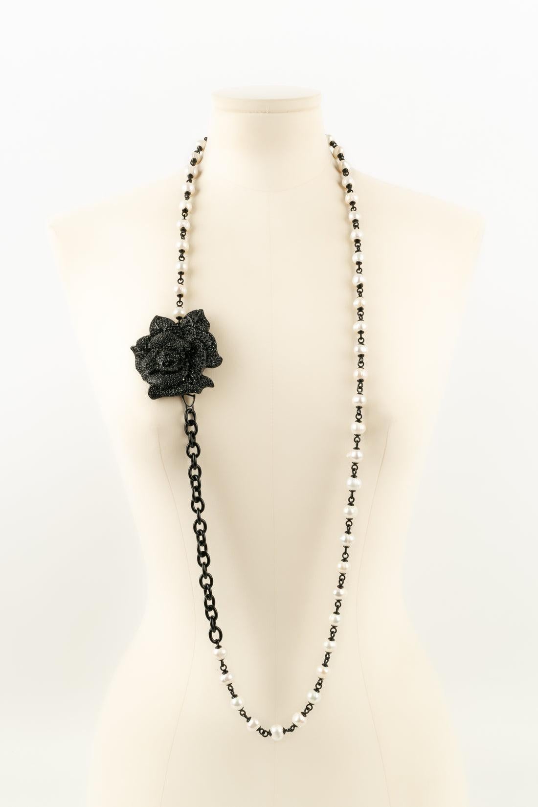Valentino Pink Necklace in Black Enameled Metal In Excellent Condition For Sale In SAINT-OUEN-SUR-SEINE, FR