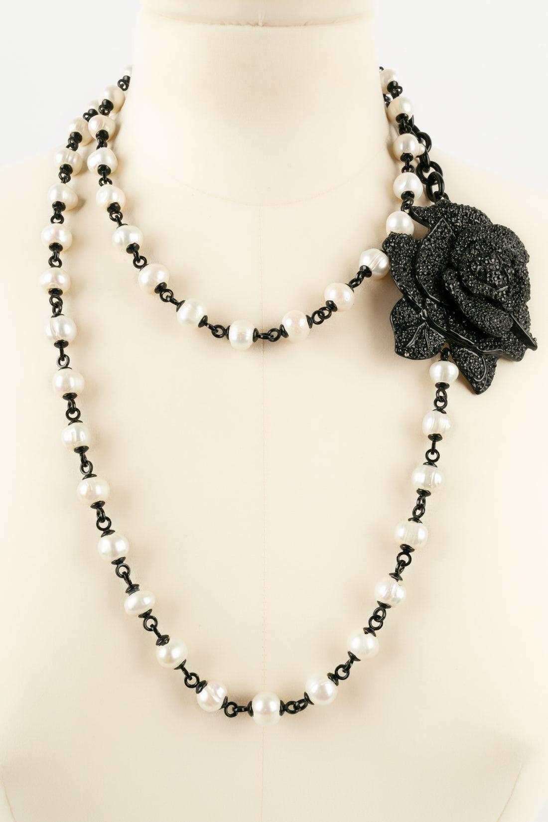 Valentino Pink Necklace in Black Enameled Metal For Sale 1