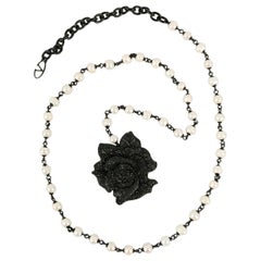 Collar Valentino Rosa en Metal Esmaltado Negro