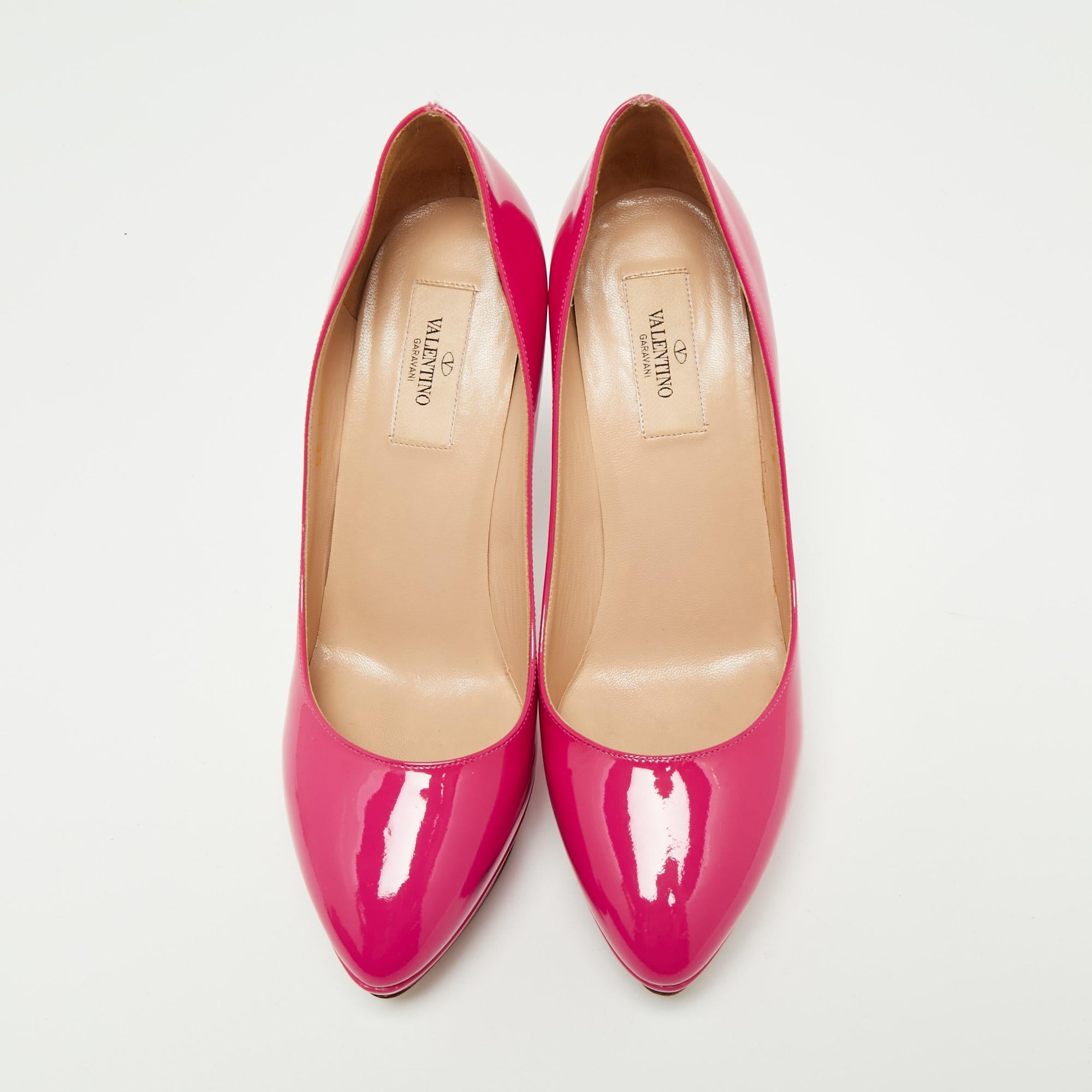 The 12cm heels of this pair of Valentino pumps will class up your looks effortlessly. Created from patent leather, it is added with platforms, and the precise cuts make it appealing.

Includes: Original Box, Original Dustbag

