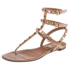 Valentino Rosa Lackleder Rockstud verschönerte flache Sandalen Größe 38