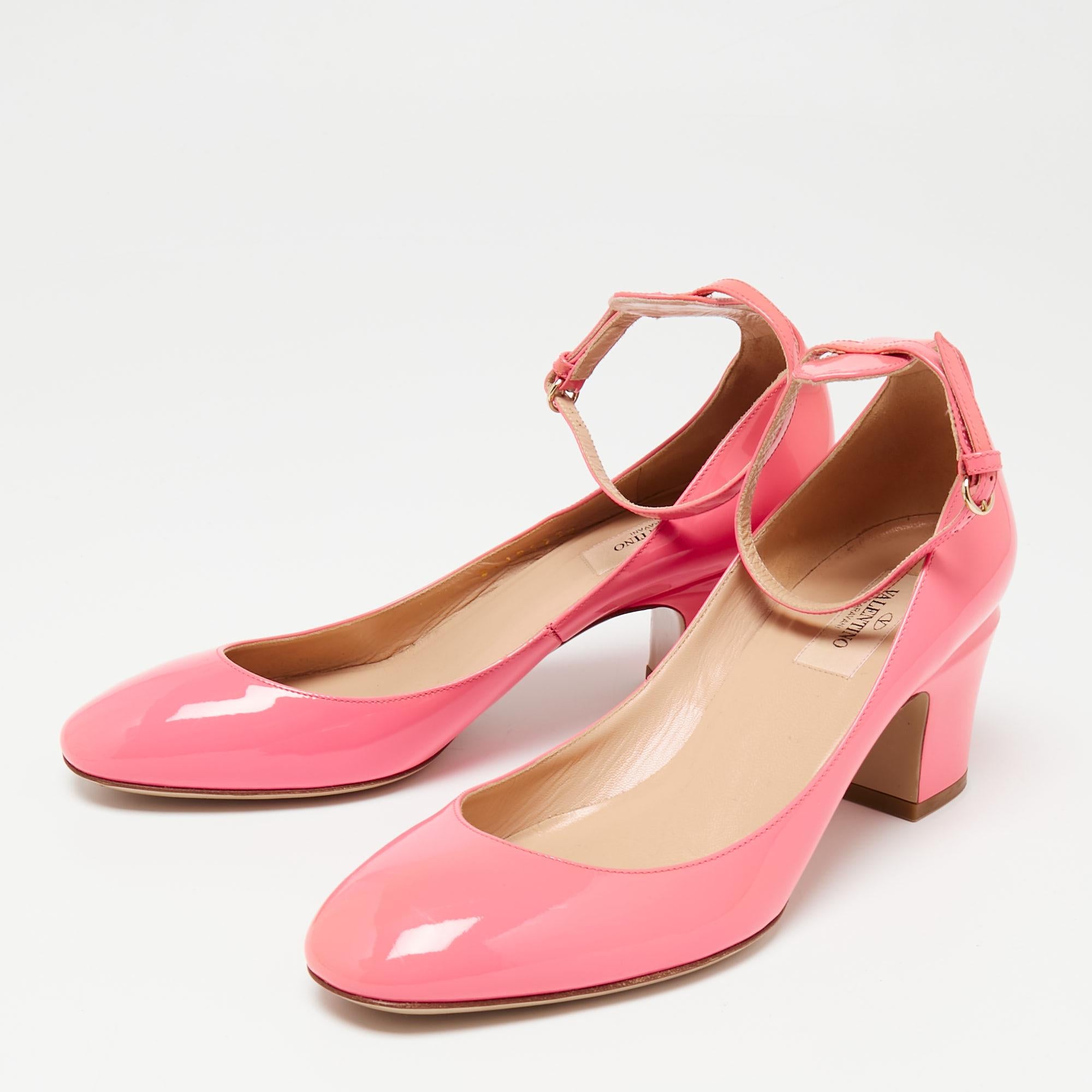 
Valentino is well-known for his graceful designs, and his label is synonymous with opulence, femininity, and elegance. Crafted out of patent leather, these pumps will add a luxe touch to your overall look. They feature covered toes, 7 cm heels, and