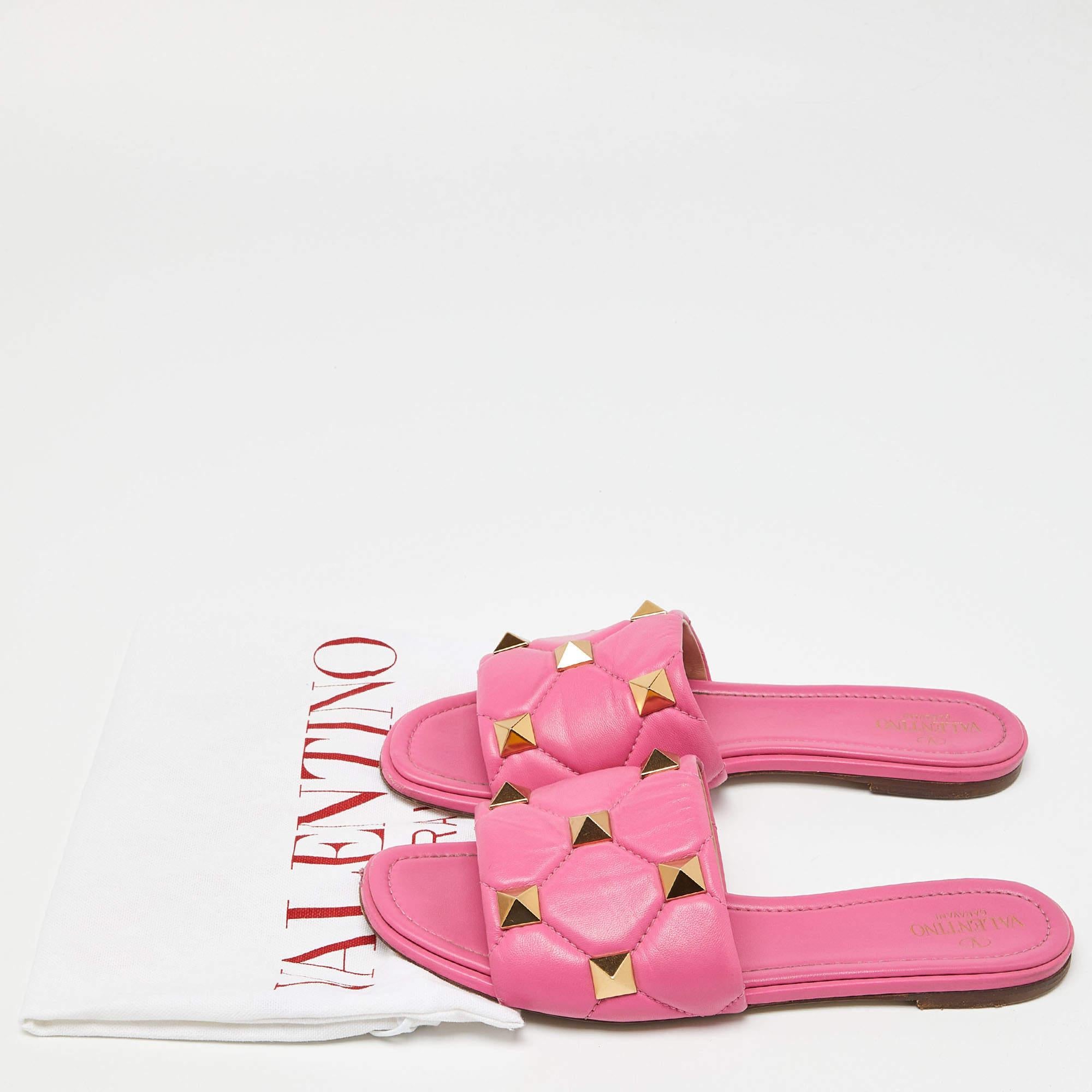 Valentino Pink Quilted Leather Roman Stud Flat Slides Size 41 In Fair Condition For Sale In Dubai, Al Qouz 2