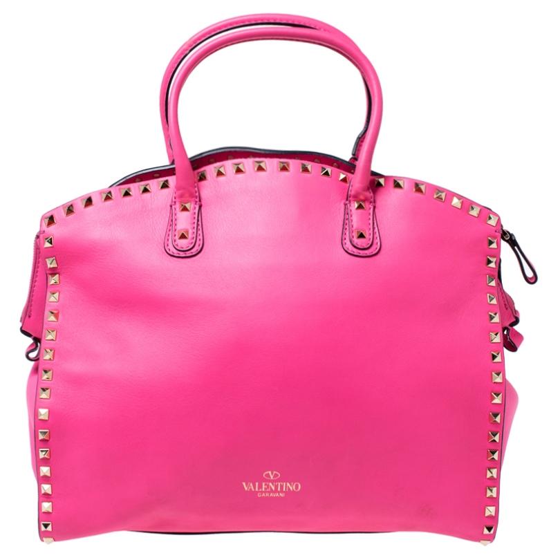 If you are looking for a bag with a blend of style and class, this Valentino creation is the answer. Crafted from leather, this pink piece comes with dual handles, a shoulder strap and a zip closure that secures the well-sized fabric interior. The
