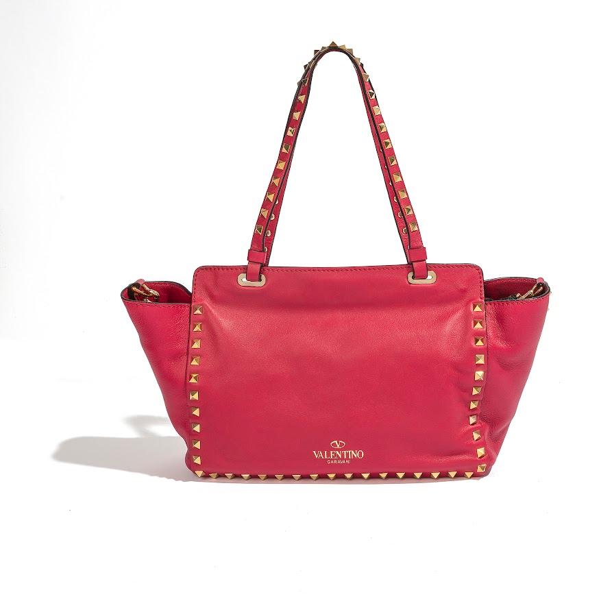 Confectionné par Valentino Garavani, le sac Tote Rockstud rose est orné d'embellissements Rockstud inspirés de l'architecture ancienne. Avec un format moyen, des coutures tonales et des bords peints à la main, ce sac respire l'élégance intemporelle