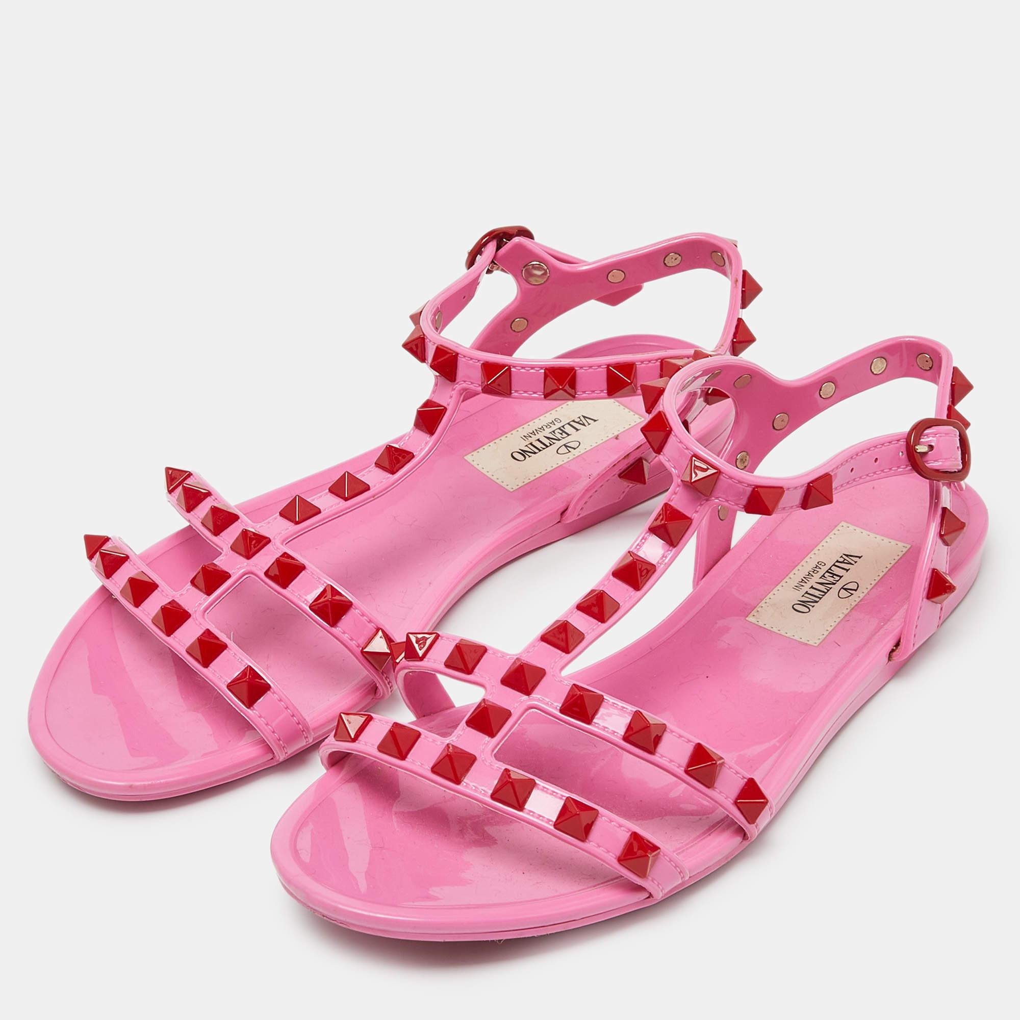 Perfect for your casual edits or beach wear these Valentino Rockstud flats are crafted using rubber and are water friendly. The silhouette is decorated with the signature studs and comes with ankle straps for a secured fit.