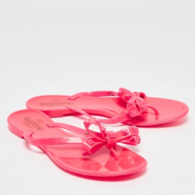 Valentino, ballerine Rockstud in gomma rosa taglia 38 In condizioni discrete in vendita a Dubai, Al Qouz 2