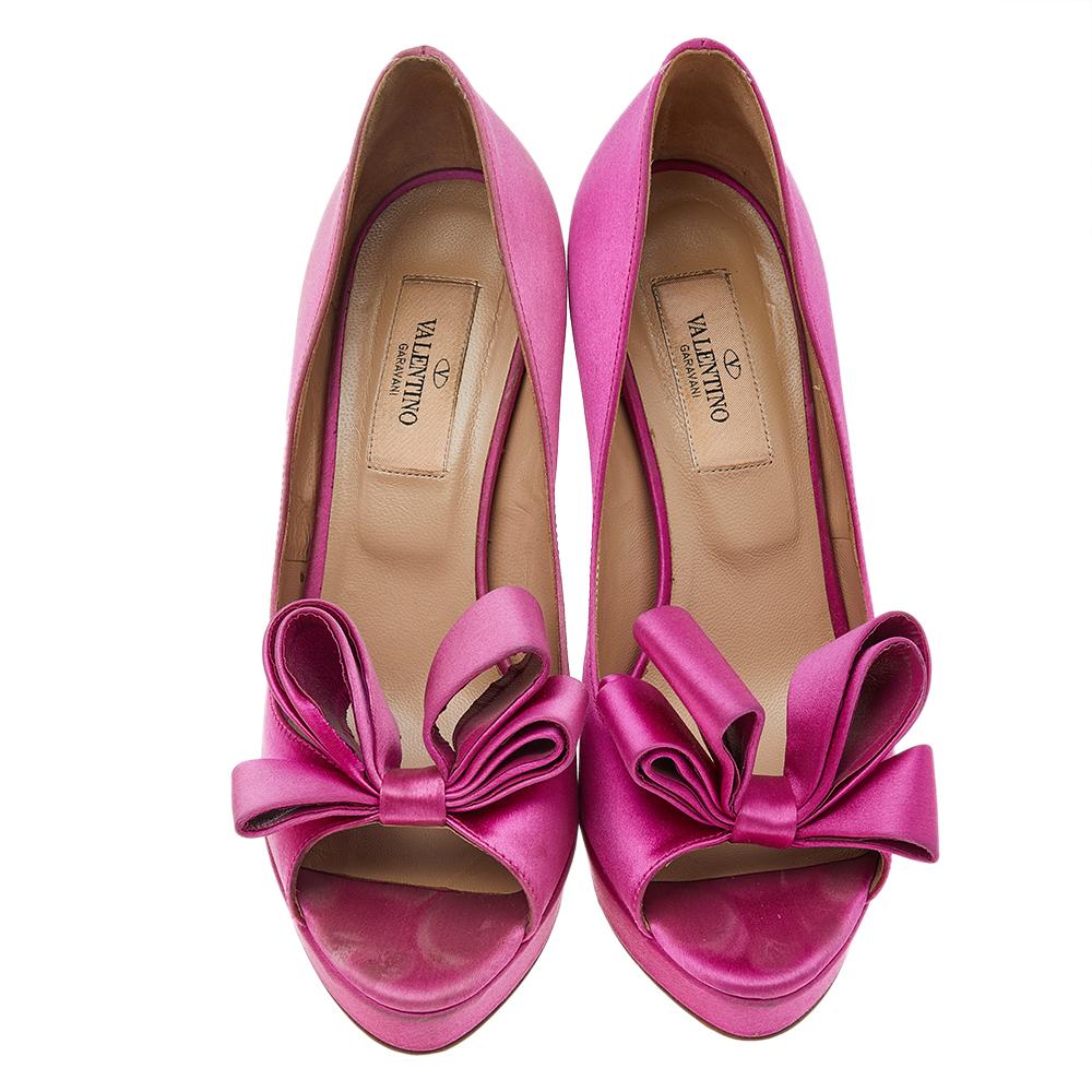 Create an aura of elegance with these peep-toe pumps from Valentino. These pumps are crafted from rich satin and feature a sophisticated silhouette. The pair flaunts a bow detailing at the front, leather-lined insoles, solid platforms making it