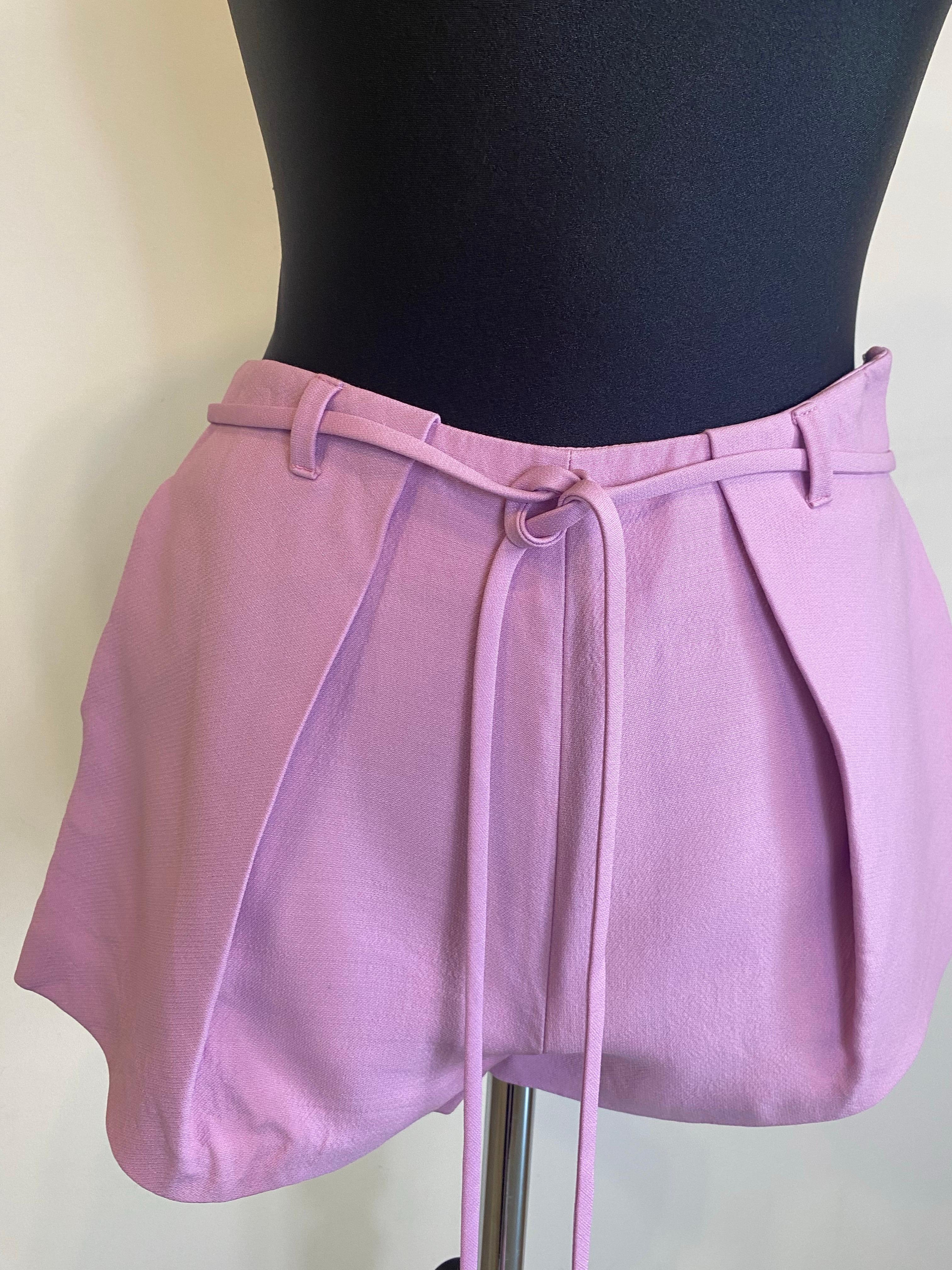 Pantaloncini corti di Valentino.
Taglia 38 IT.
63% viscosa, 37% seta
Prodotto in Italia
Vita 30 cm.
Lunghezza 29 cm.
Ottime condizioni, presenta segni di normale utilizzo come mostrato nella foto.