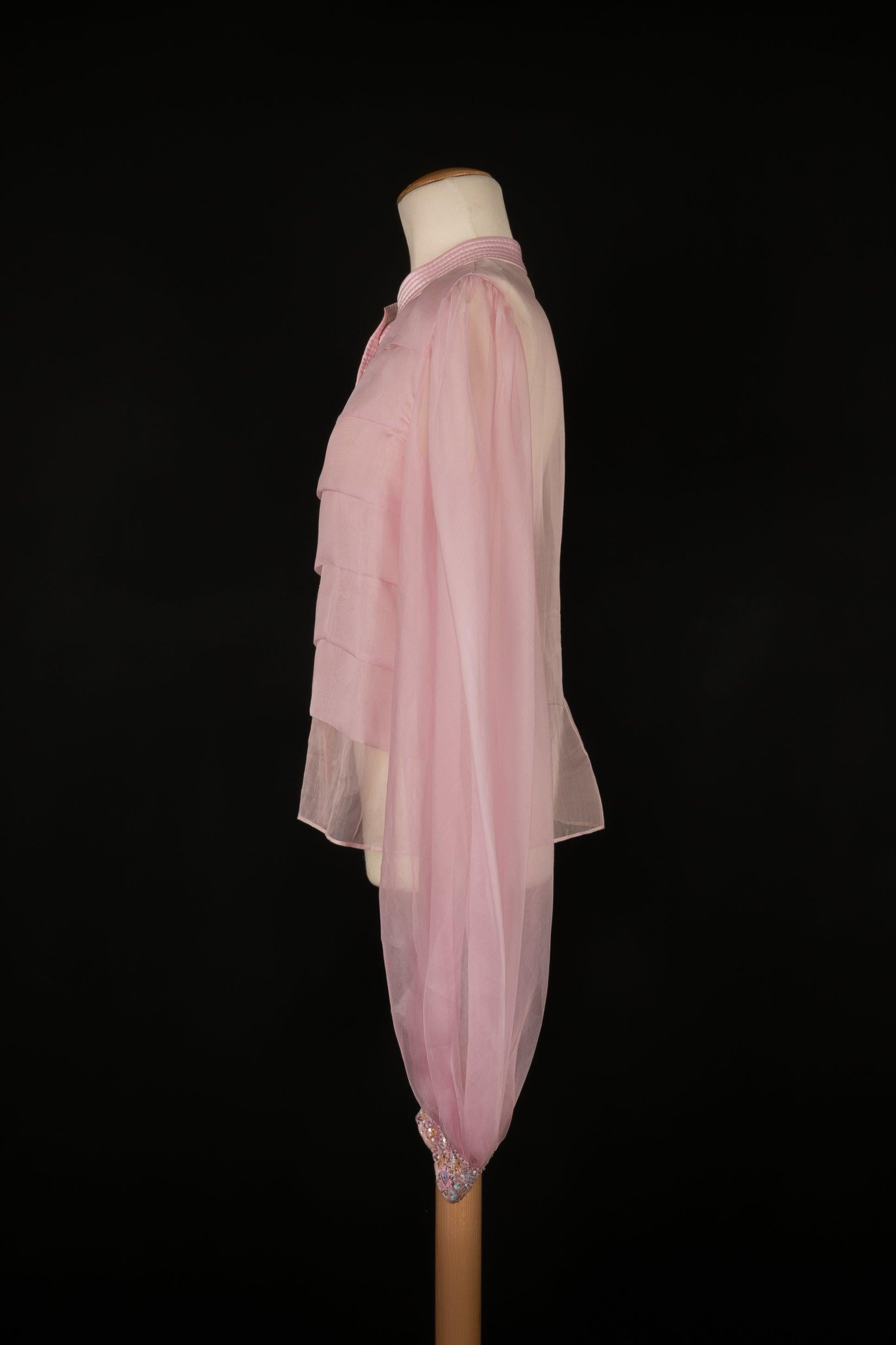 Valentino - (Made in Italy) Blusa de organza de seda rosa, bajo de mangas bordado con perlas y lentejuelas. No se indica la talla, se ajusta a una 36FR.

Más información:
Estado: Buen estado
Dimensiones: Anchura de los hombros: 37 cm - Pecho: 47 cm