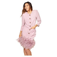 Traje de falda rosa Valentino con dobladillo de falda de avestruz