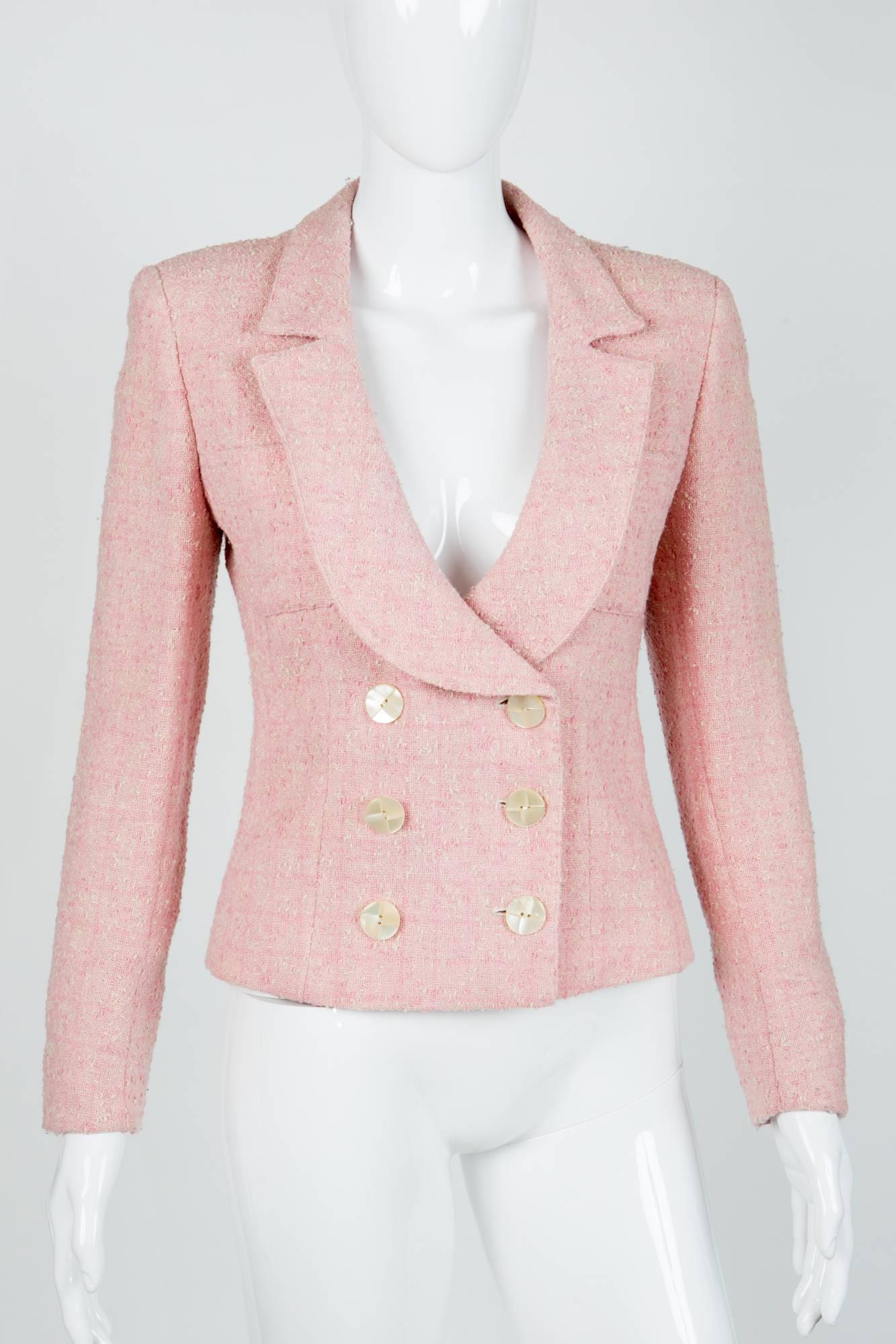 Valentino Miss VPink tweed jacket featuring a double breast button opening, padded shoulders, a  feminine fitted waist.
In excellent vintage condition. Made in Italy.
Estimated size 38fr/US6 /UK10
We guarantee you will receive this gorgeous item as