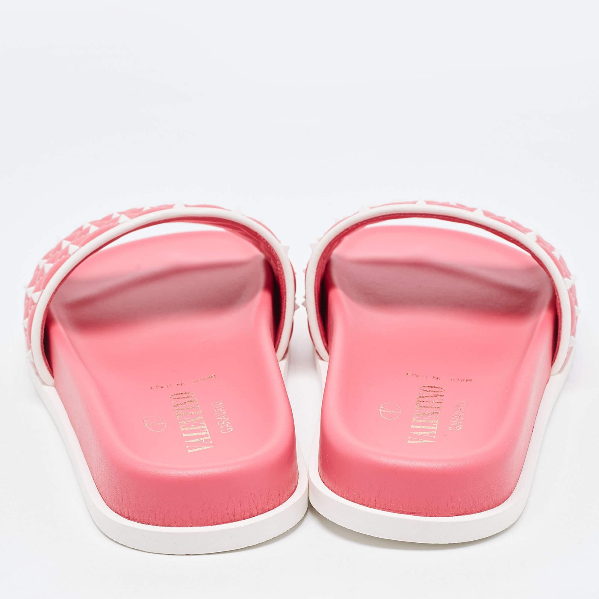 Valentino Pink/White Quilted Leather Rockstud Slides Size 35 In Excellent Condition For Sale In Dubai, Al Qouz 2