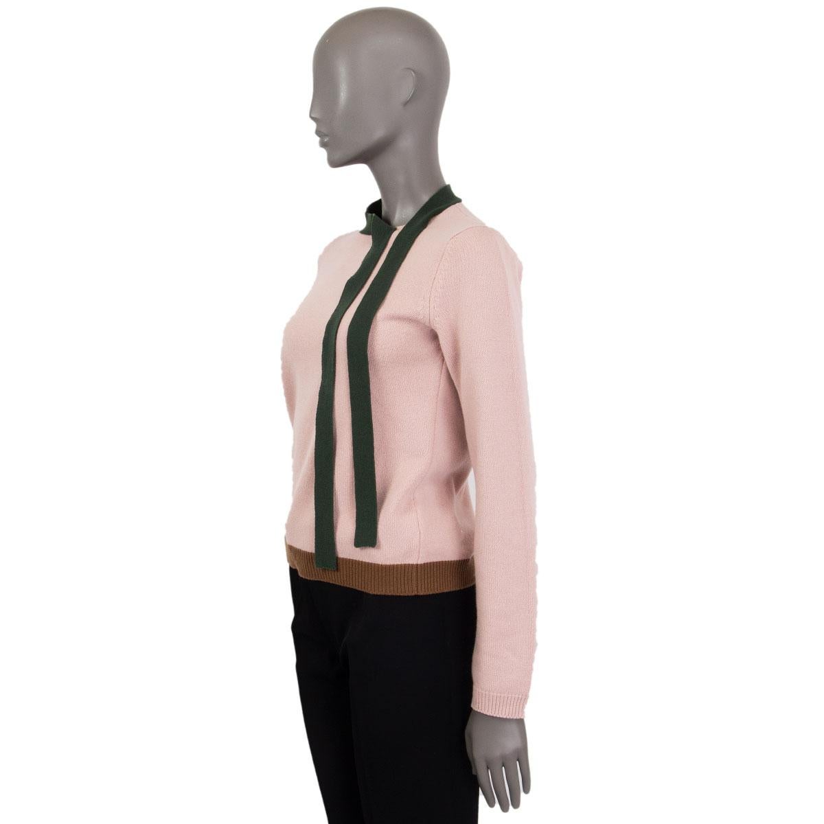 Valentino sweater in pale rose wool-cashmere blend (please note content tag has been removed) with a brown ribbed hem and bow-collar detail in forest green. Has been worn and is in excellent condition. 

Tag Size Missing
Size S
Shoulder Width 39cm