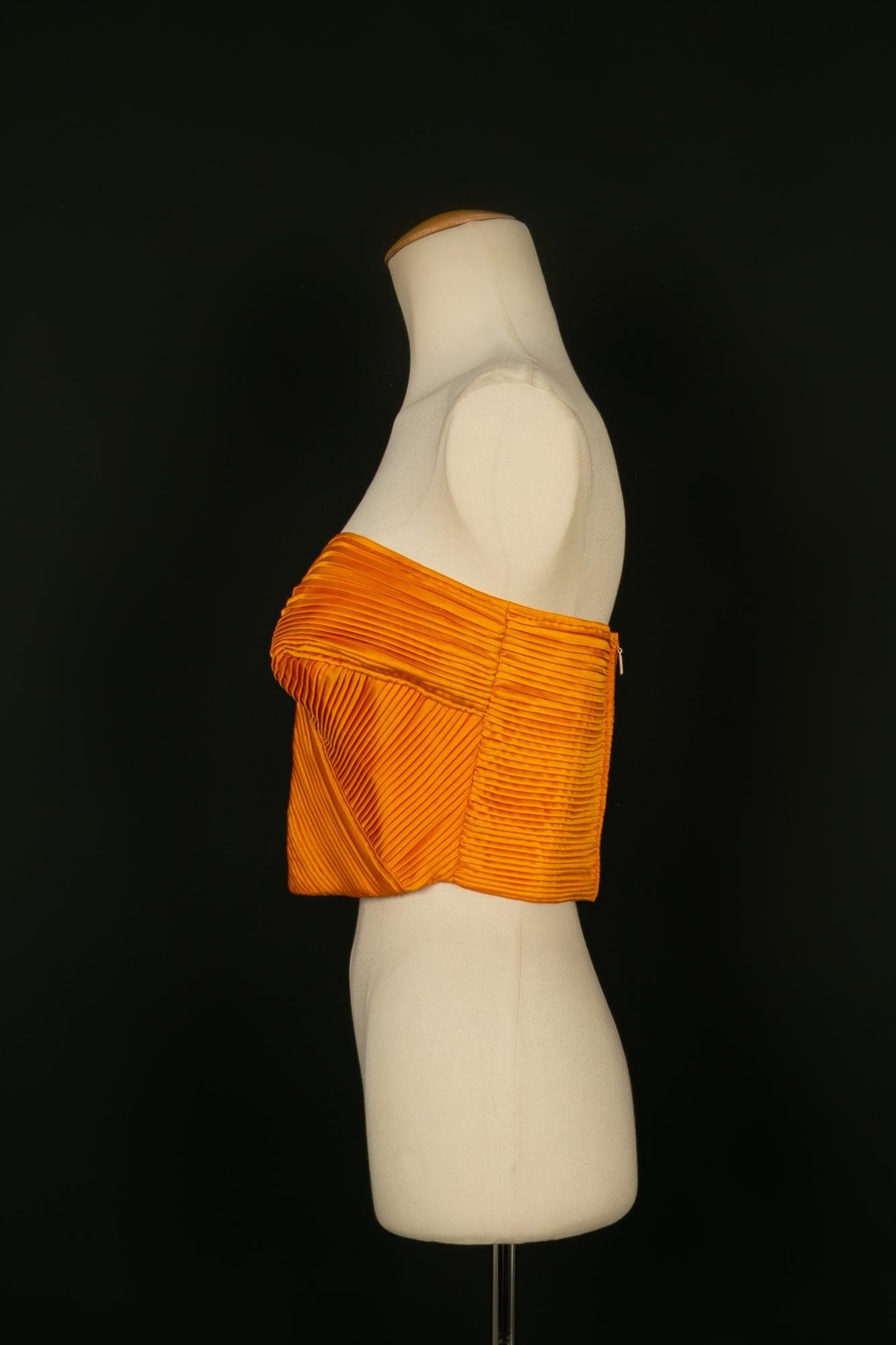 Valentino - Top bustier plissé en soie orange. Il n'y a pas de Label de taille, il convient à un 36FR.

Informations complémentaires :
Condit : Très bon état.
Dimensions : Poitrine : 42 cm

Référence du vendeur : FH140
