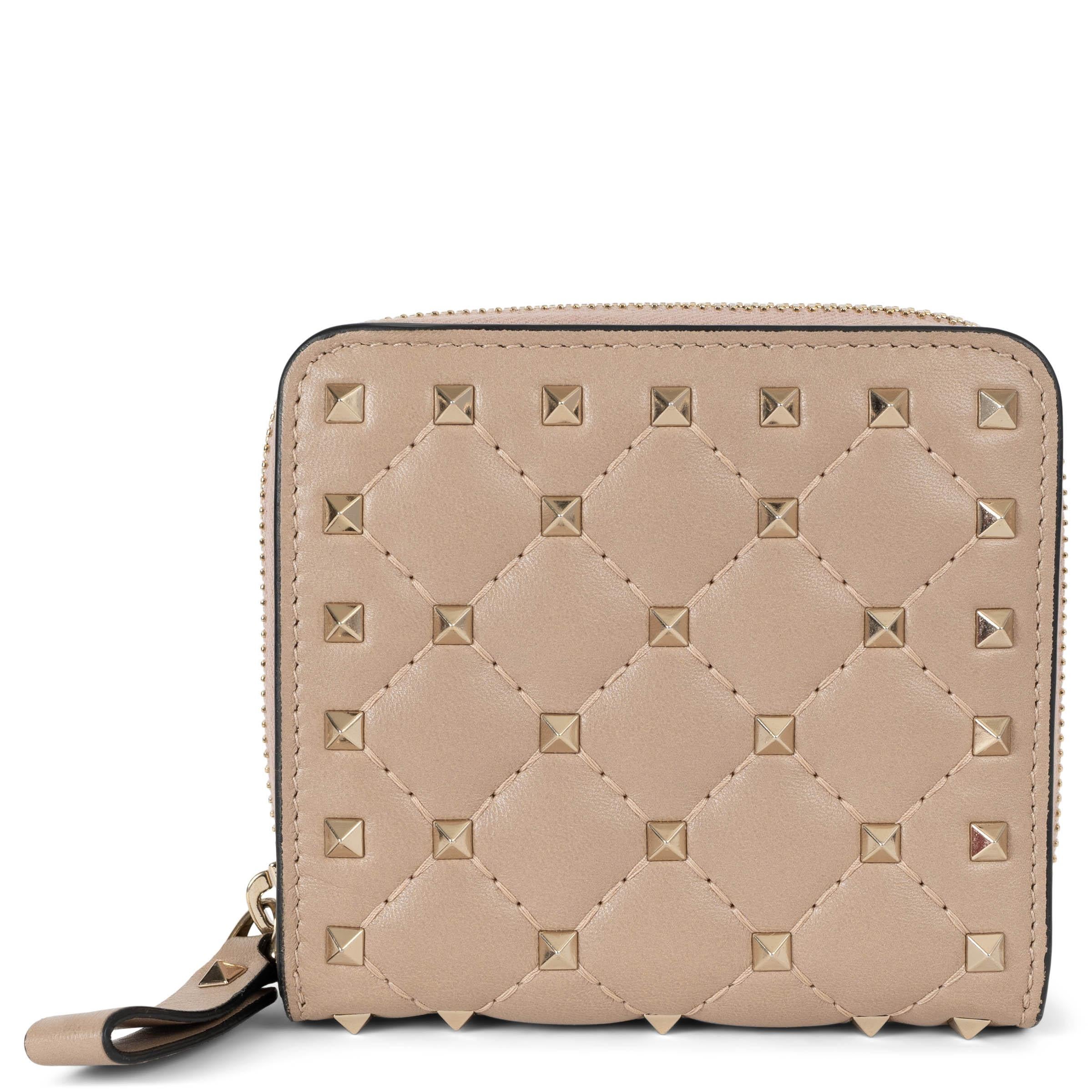 Beige VALENTINO Poudre - Portefeuille en cuir nude à imprimé rockSTUD COMPACT en vente