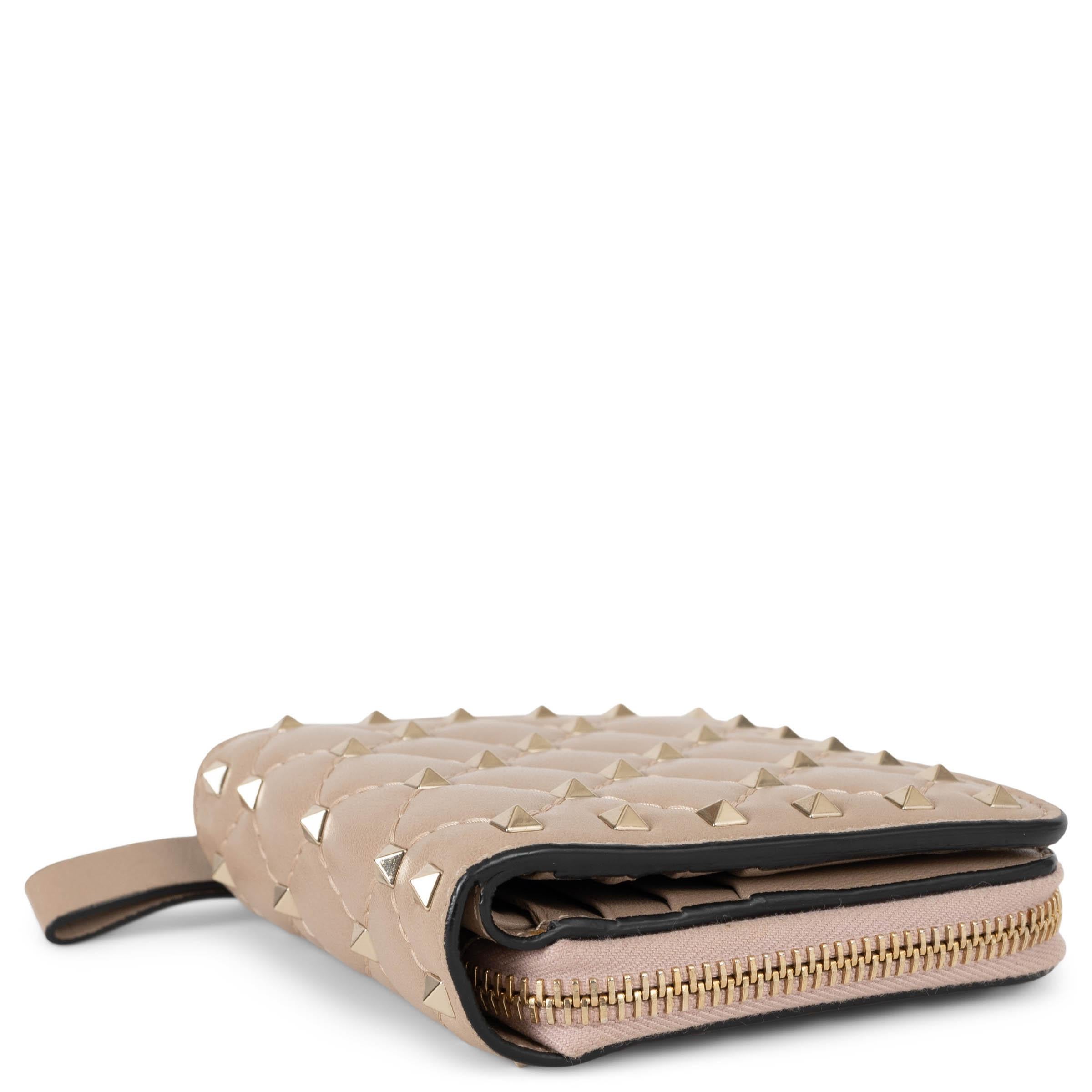 VALENTINO Poudre - Portefeuille en cuir nude à imprimé rockSTUD COMPACT Excellent état - En vente à Zürich, CH