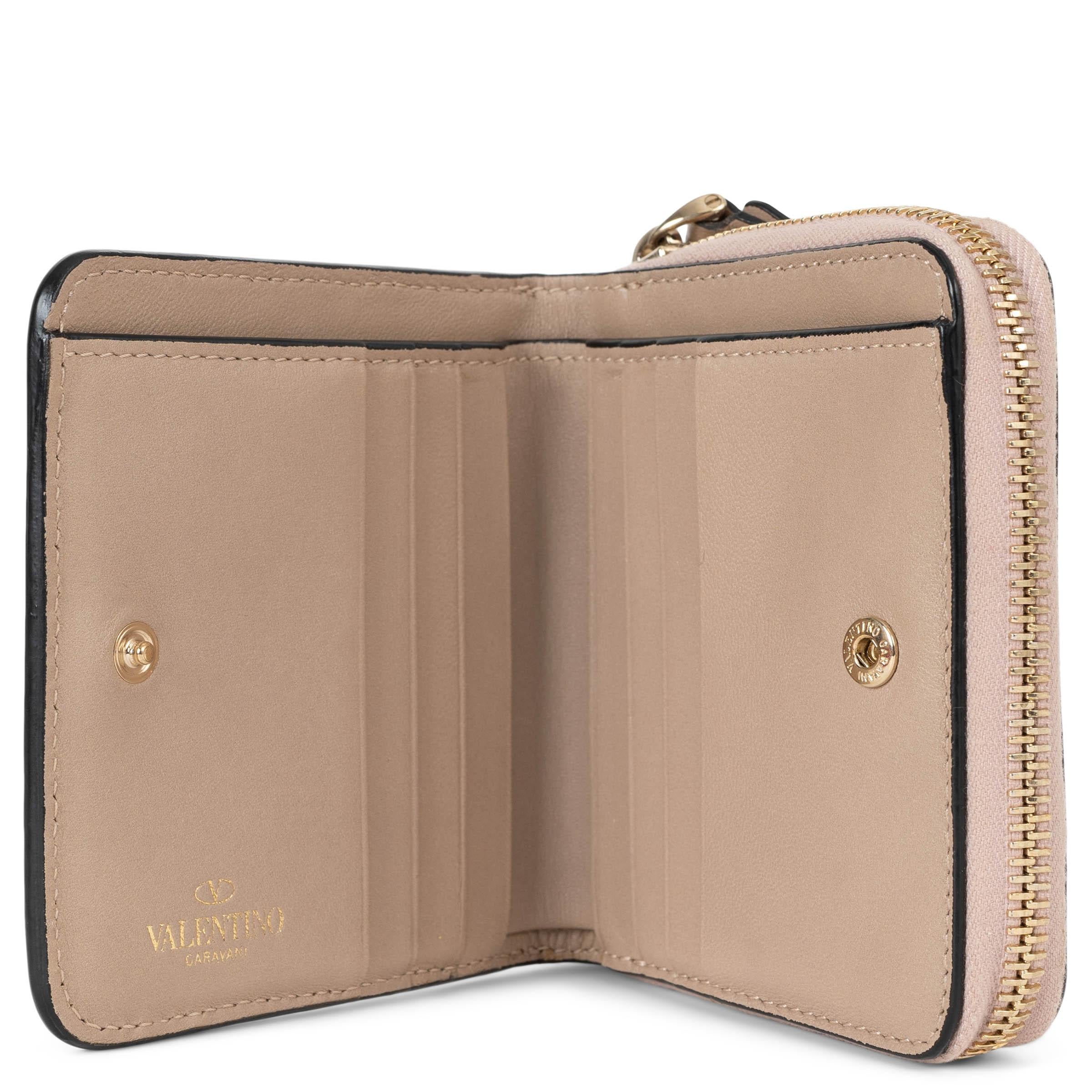 VALENTINO Poudre - Portefeuille en cuir nude à imprimé rockSTUD COMPACT Pour femmes en vente