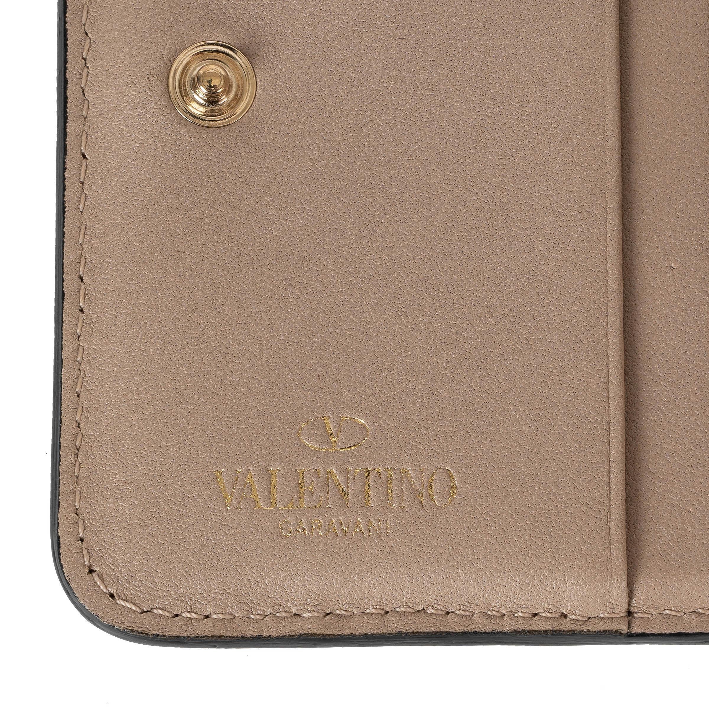 VALENTINO Poudre - Portefeuille en cuir nude à imprimé rockSTUD COMPACT en vente 1