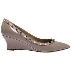 Valentino Poudre Patent Rockstud Pointed Toe Wedge Size 39.5 at 1stDibs | pointy toe wedge heels, valentino rockstud wedge pump