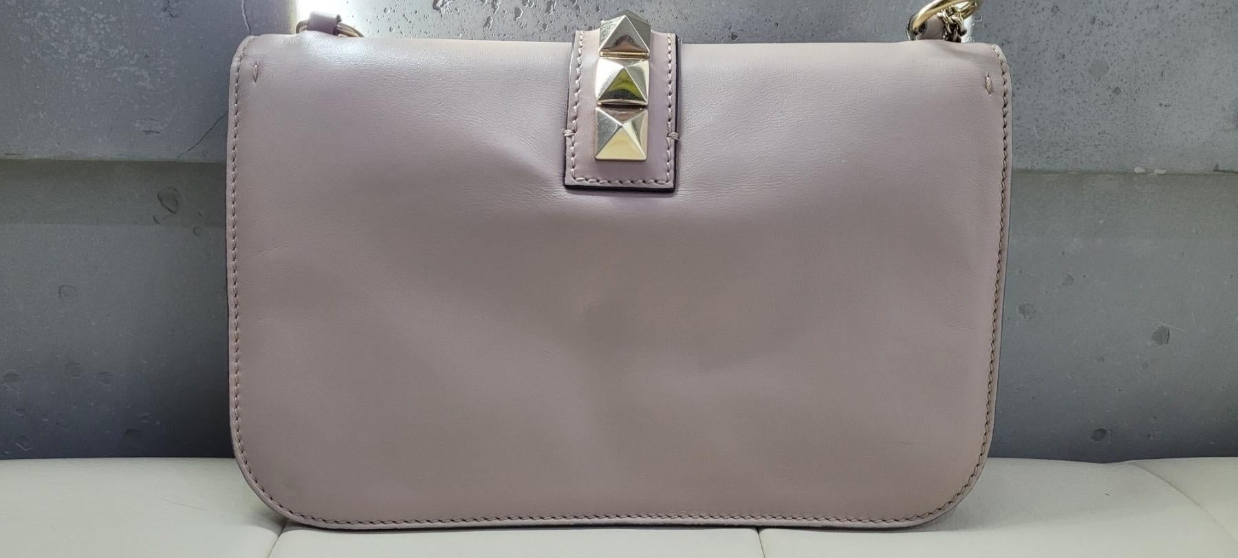 Valentino Poudre Rockstud Glam Medium Lock Shoulder Bag In Good Condition For Sale In Krakow, PL