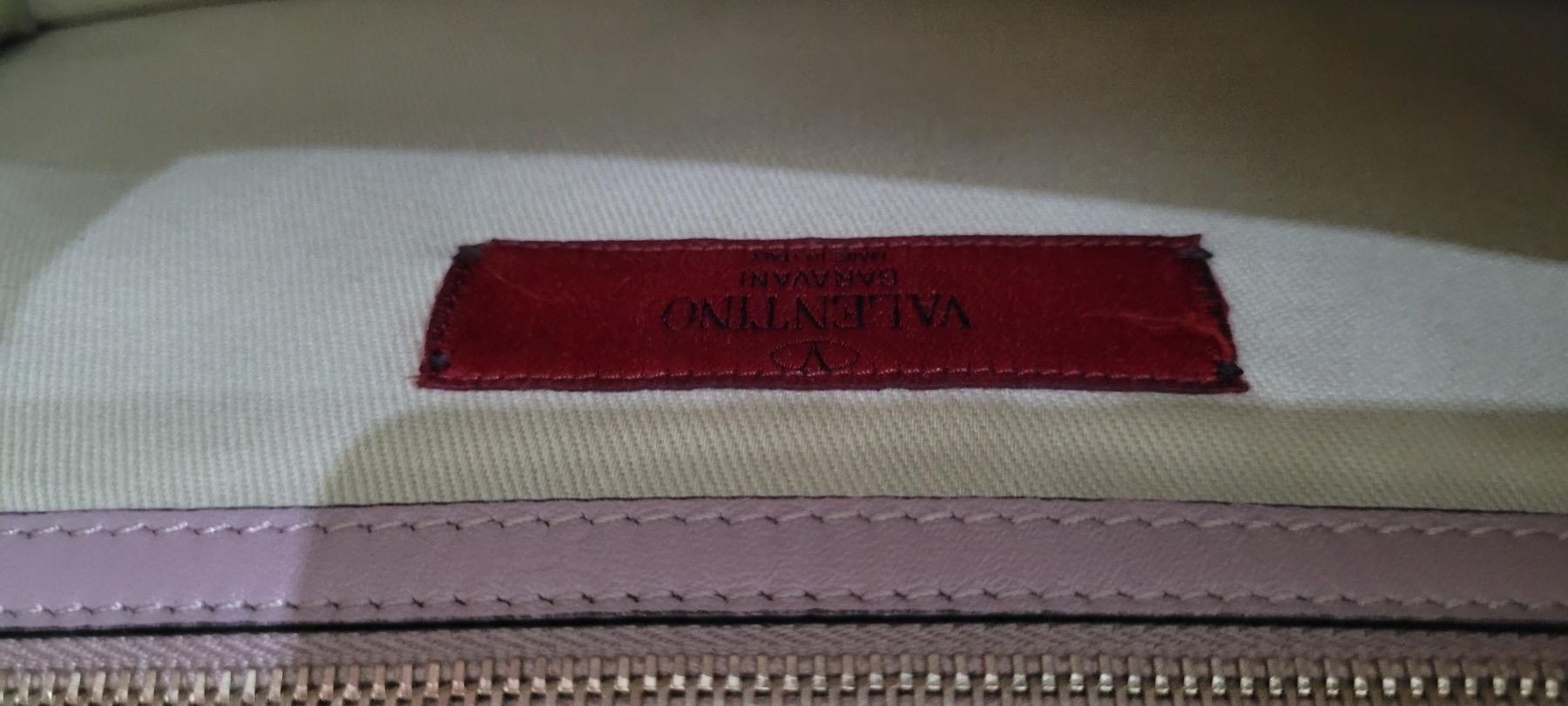 Valentino Poudre Rockstud Glam Medium Lock Shoulder Bag For Sale 3