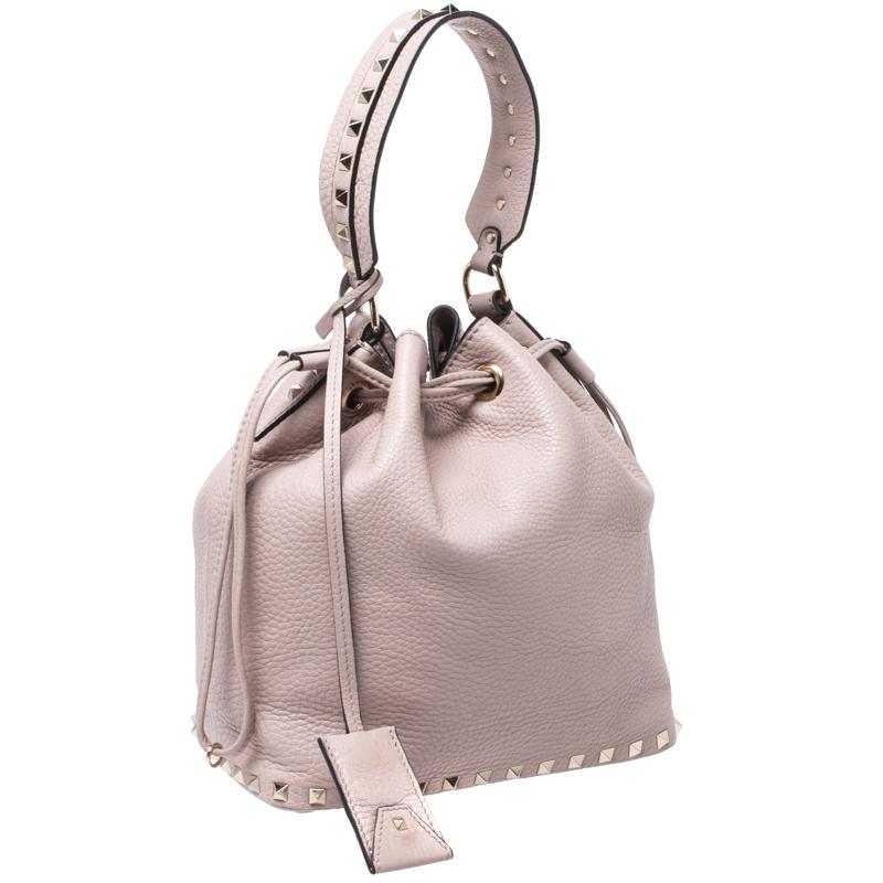 Valentino Powder Pink Leather Small Rockstud Bucket Bag In New Condition In Dubai, Al Qouz 2