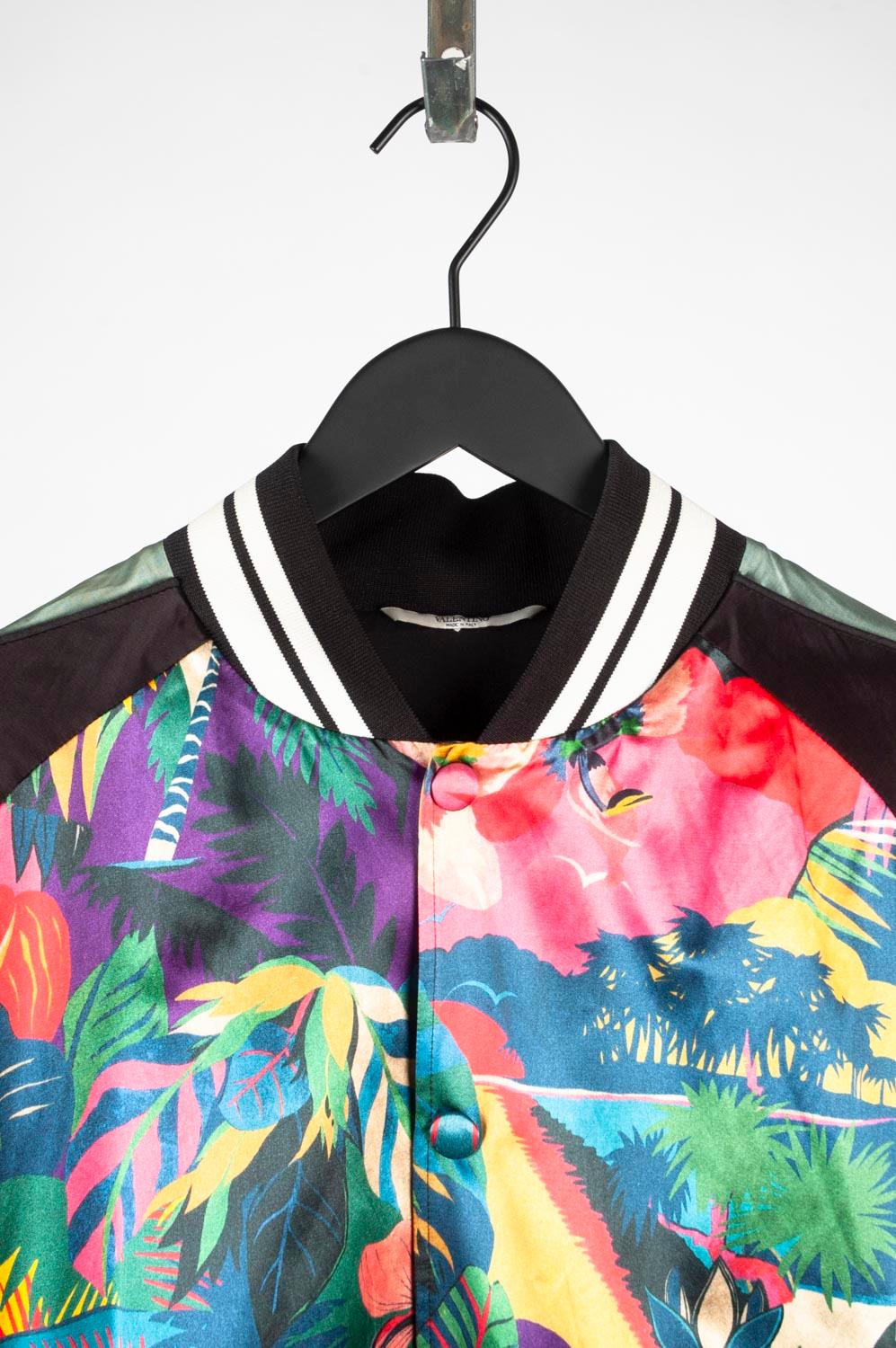 Item for sale is 100% genuine Valentino Floral Print Men Jacket, S531
Color: Multicolored
(An actual color may a bit vary due to individual computer screen interpretation)
Material: 62% viscose, 38% cotton
Tag size: 48 runs M
This jacket is great
