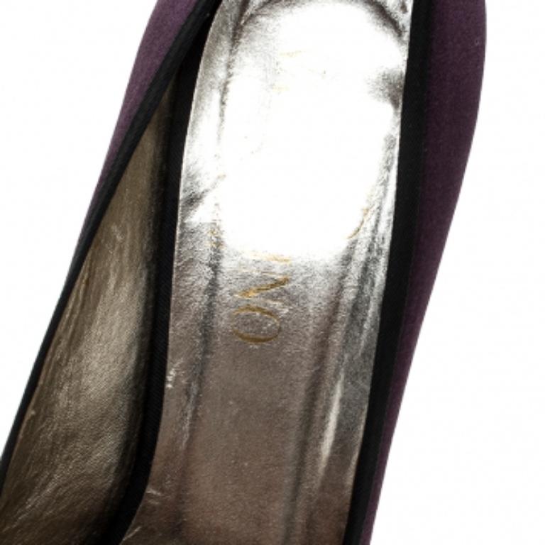 Valentino Purple/Black Two Tone Satin Rosette Peep Toe Platform Pumps Size 40 en Bastante bueno estado para la venta en Dubai, Al Qouz 2