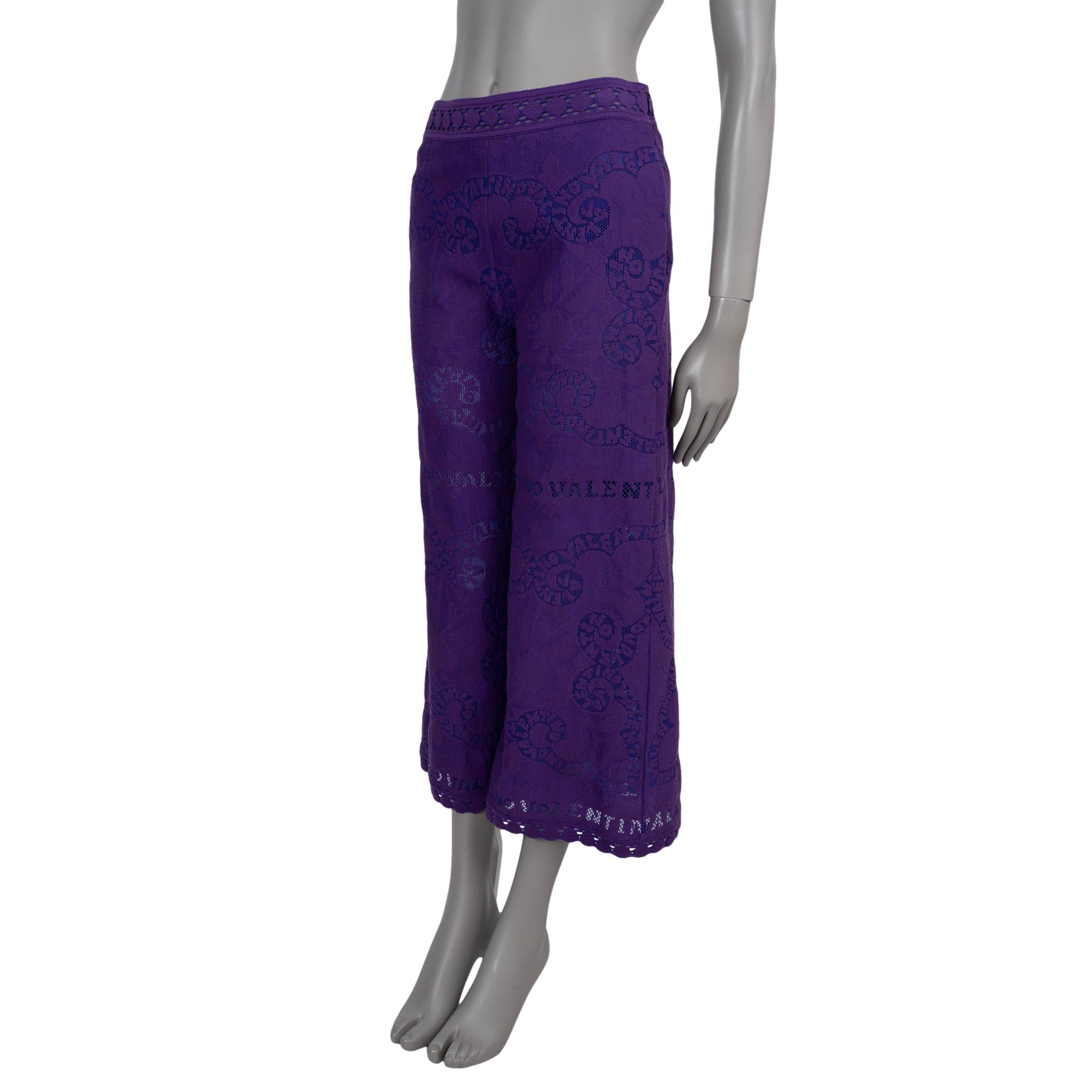 This 100% authentic Valentino culottes pants in purple cotton (77%) and polyamide (23%) offer a romantic and structured silhouette. Featuring intricate logo embroidery and delicate perforation throughout, they are designed with a high waist, wide
