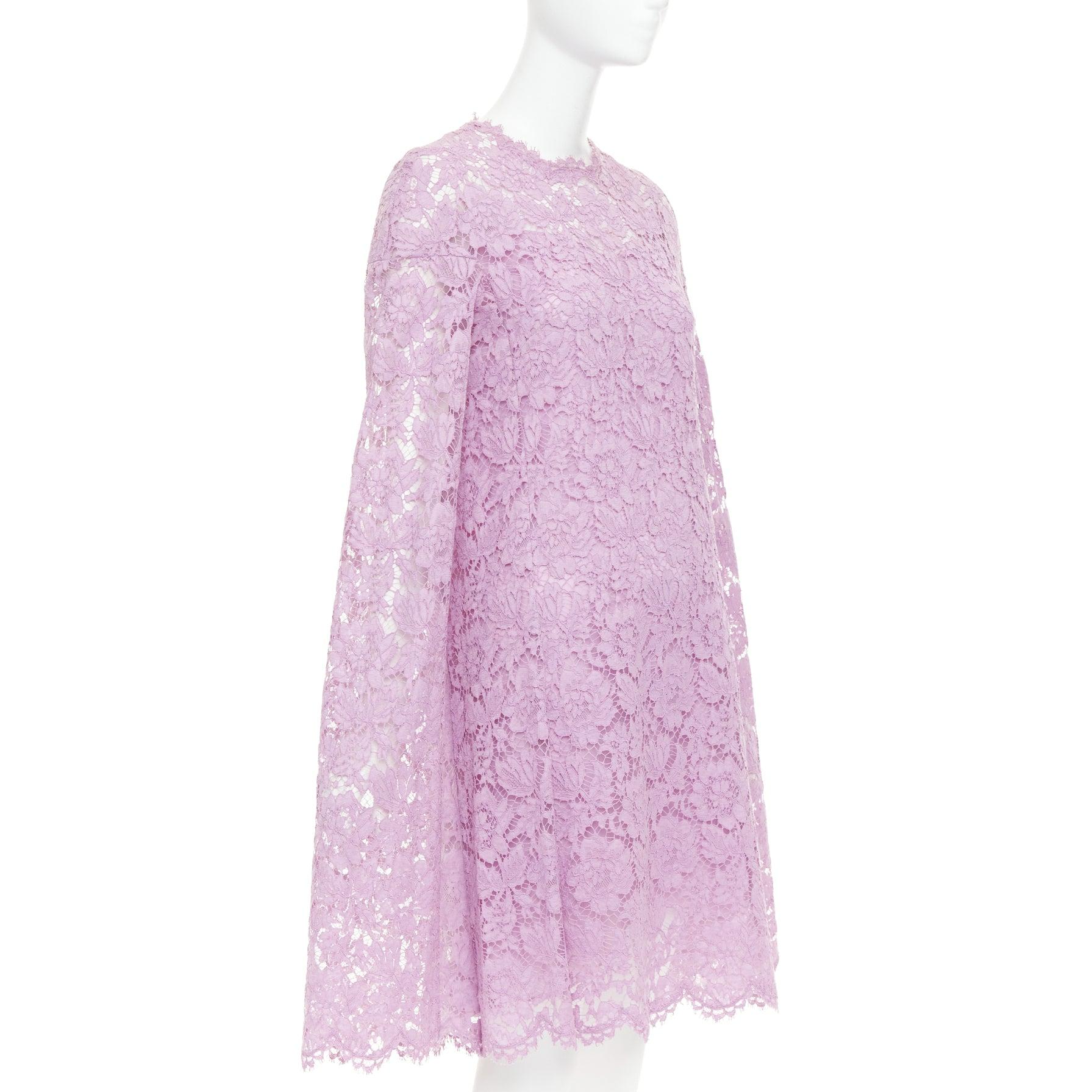 Violet Valentino - Mini robe à manches cape en dentelle florale violette doublée de soie IT40 S en vente