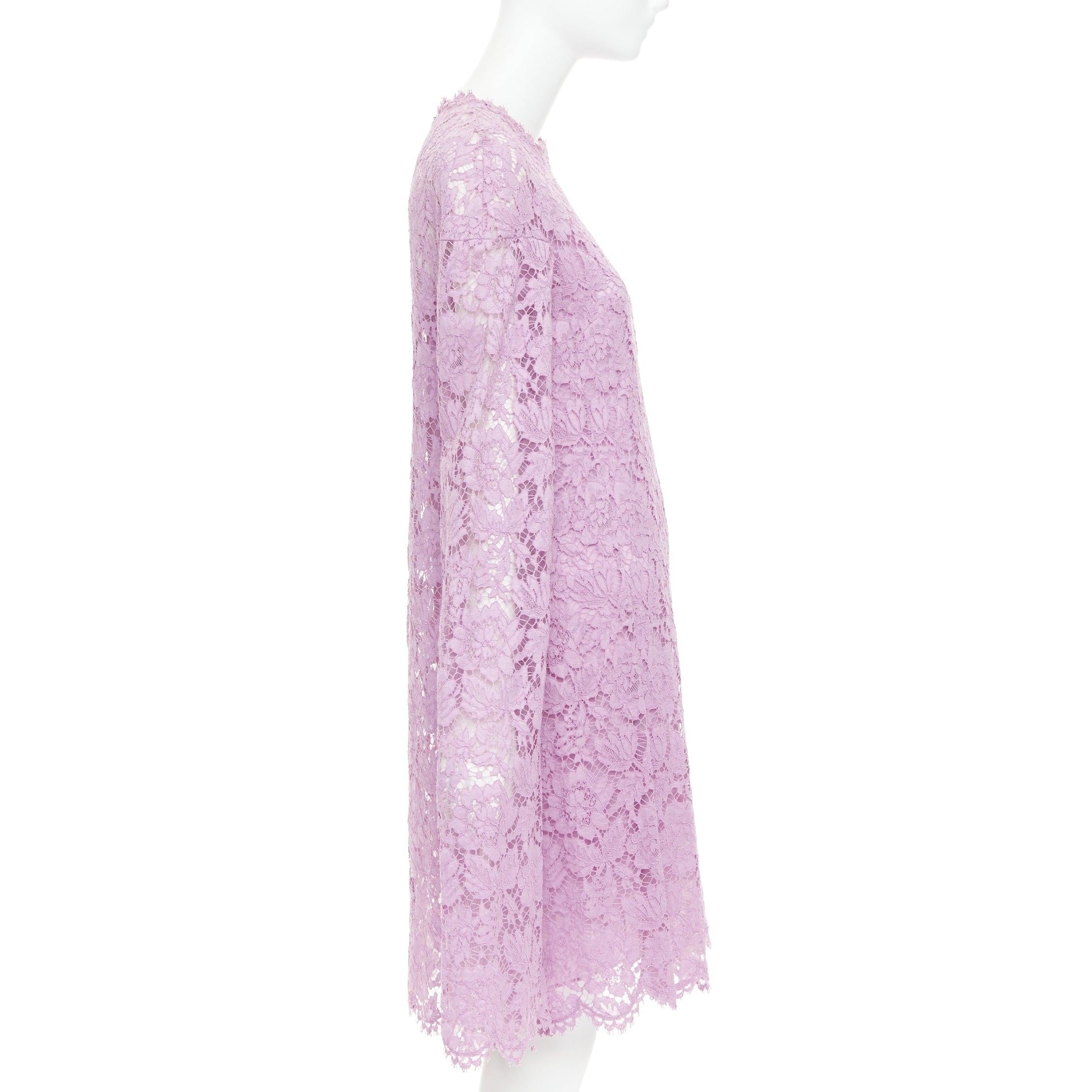 Valentino, mini abito in pizzo floreale viola con maniche a mantellina e foderato in seta IT40 S In condizioni buone in vendita a Hong Kong, NT