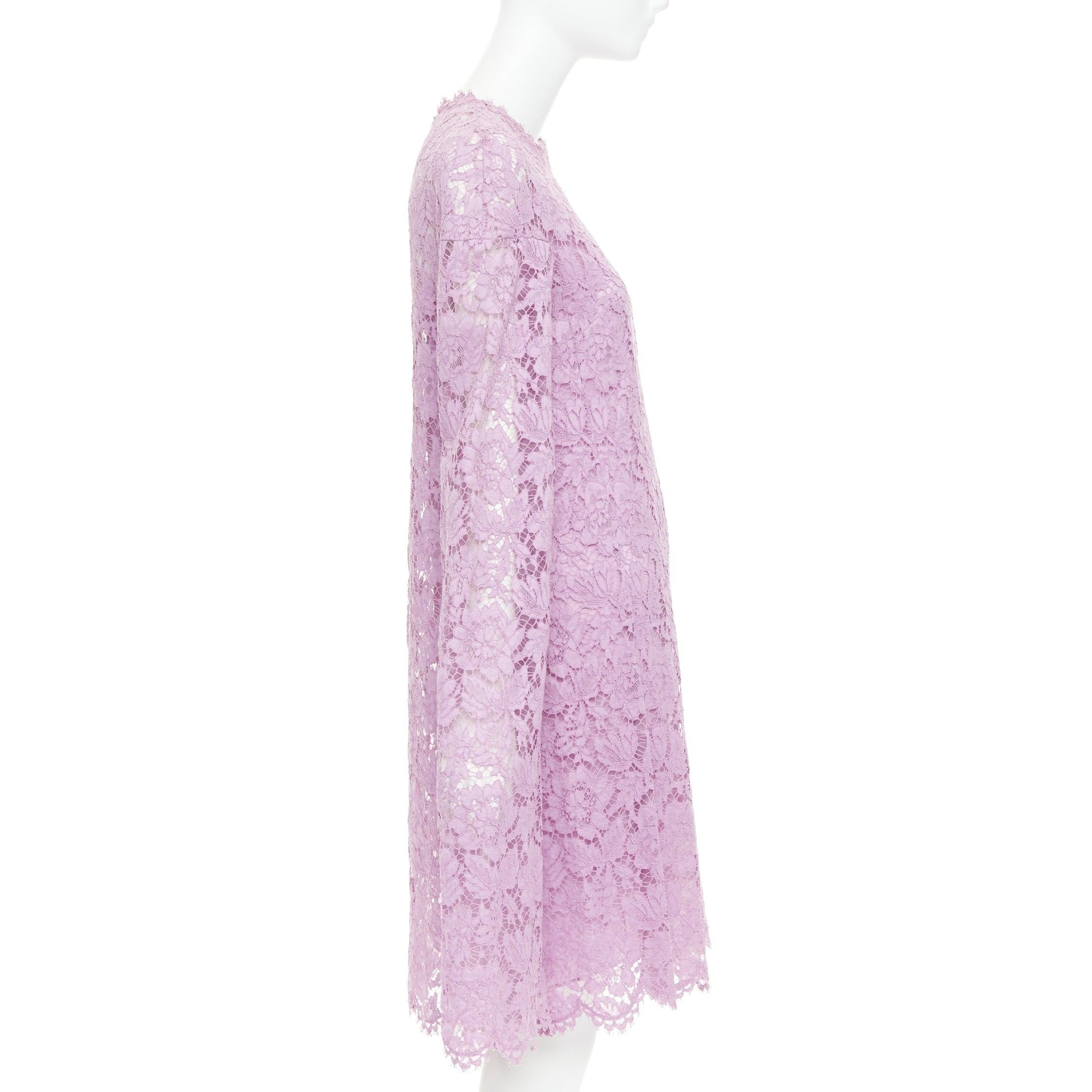 Valentino - Mini robe à manches cape en dentelle florale violette doublée de soie IT40 S Bon état - En vente à Hong Kong, NT