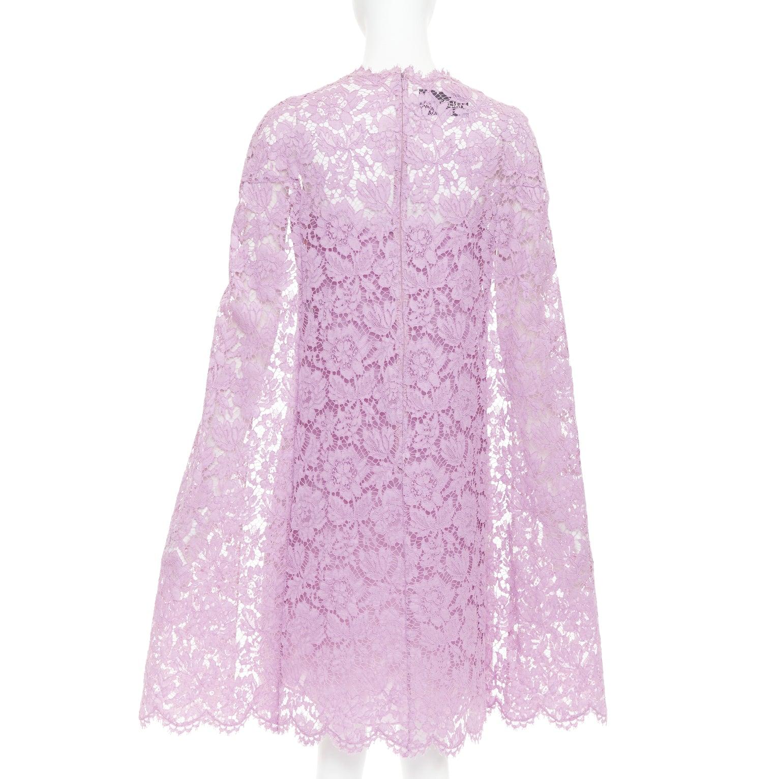 Donna Valentino, mini abito in pizzo floreale viola con maniche a mantellina e foderato in seta IT40 S in vendita