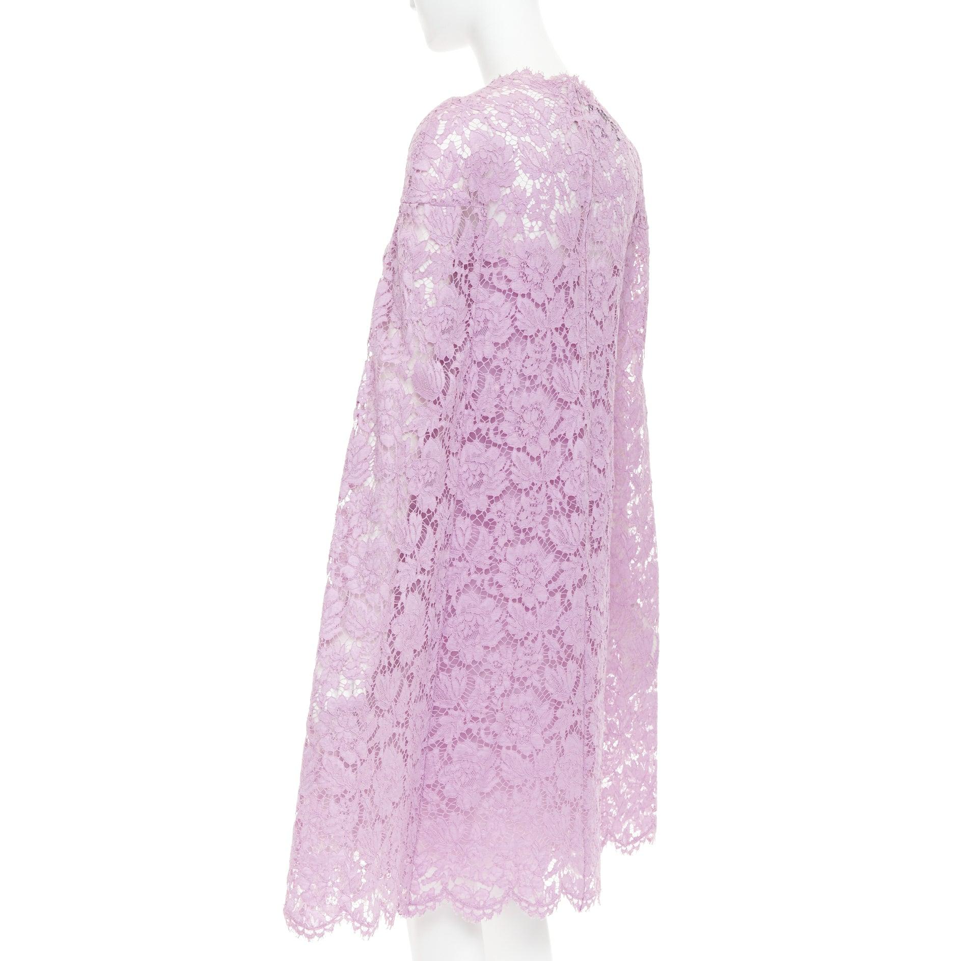 Valentino - Mini robe à manches cape en dentelle florale violette doublée de soie IT40 S en vente 1