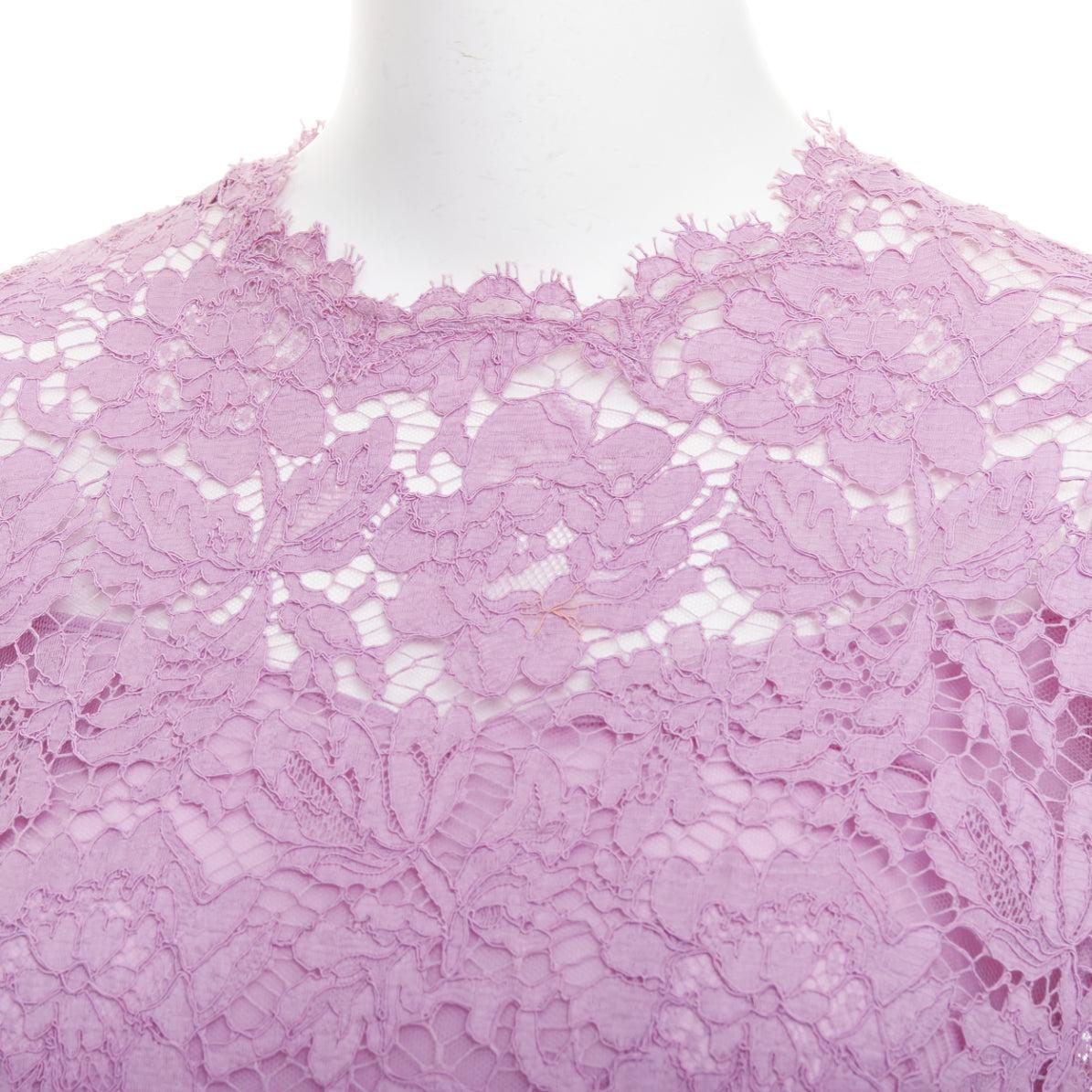 Valentino, mini abito in pizzo floreale viola con maniche a mantellina e foderato in seta IT40 S in vendita 2