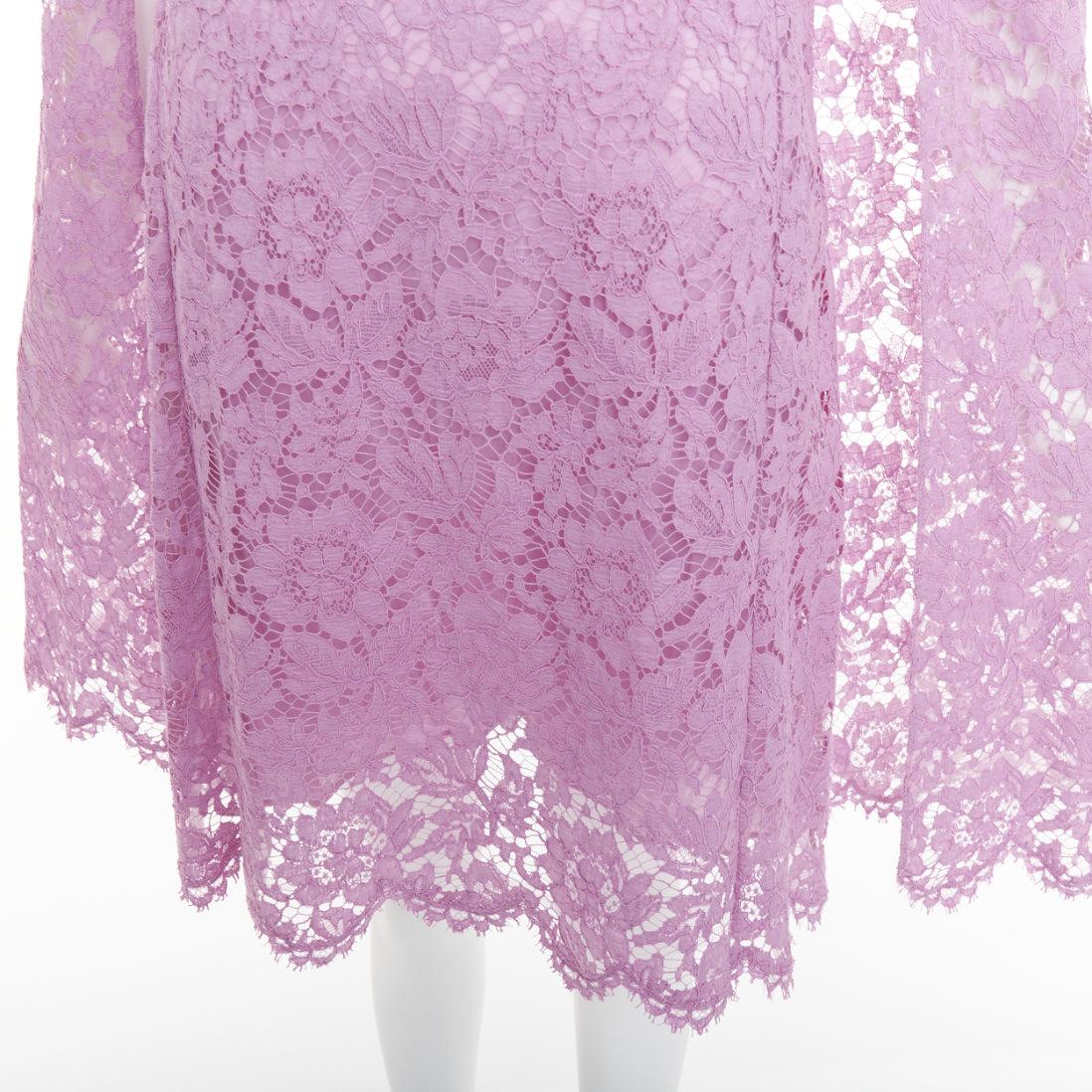 Valentino - Mini robe à manches cape en dentelle florale violette doublée de soie IT40 S en vente 2
