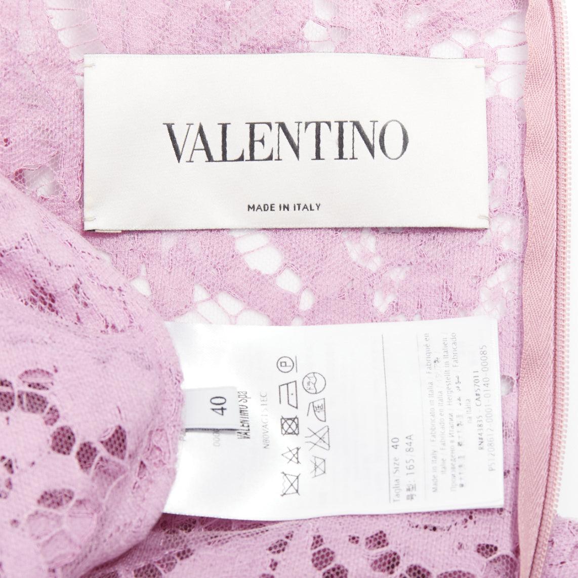 Valentino, mini abito in pizzo floreale viola con maniche a mantellina e foderato in seta IT40 S in vendita 3