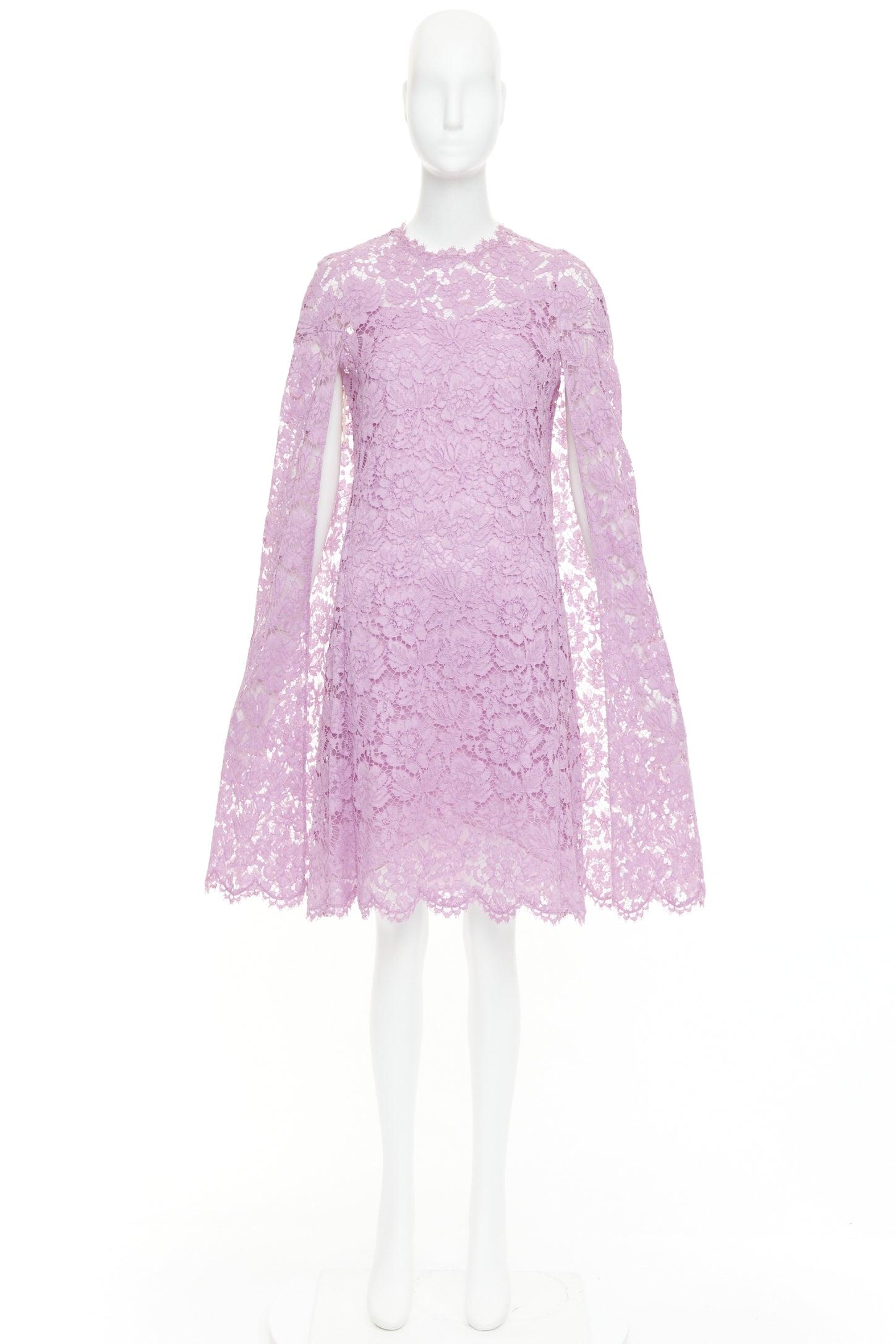 Valentino, mini abito in pizzo floreale viola con maniche a mantellina e foderato in seta IT40 S in vendita 4
