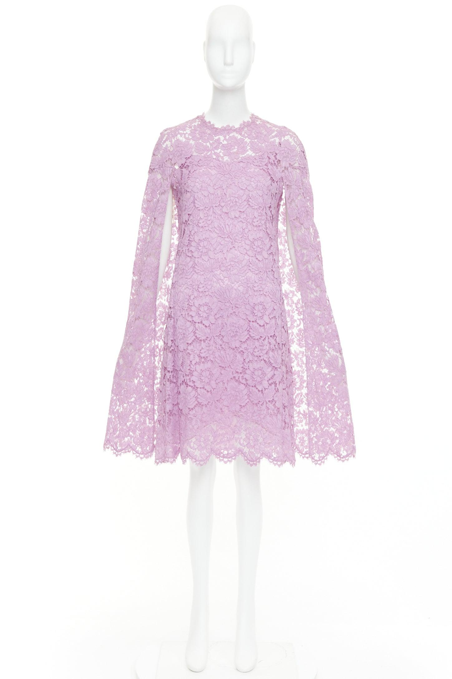Valentino - Mini robe à manches cape en dentelle florale violette doublée de soie IT40 S en vente 4