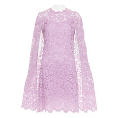 VALENTINO mini vestido forrado de seda con manga capa de encaje floral morado IT40 S