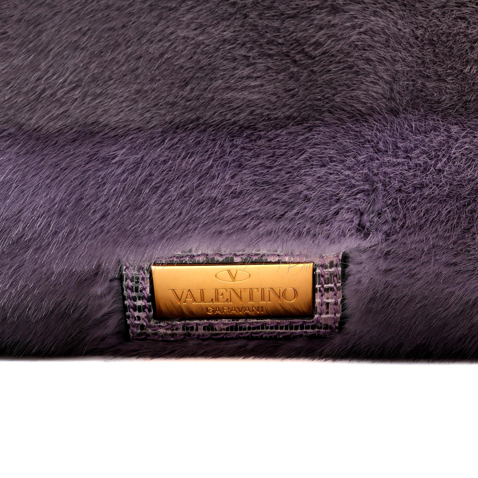 Cet authentique sac fourre-tout en vison rayé violet de Valentino est en parfait état.  Les rayures subtiles de la fourrure ajoutent un magnifique effet d'ombre à ce sac spécial. Double bandoulière en peau de lézard, fermeture magnétique.  Intérieur