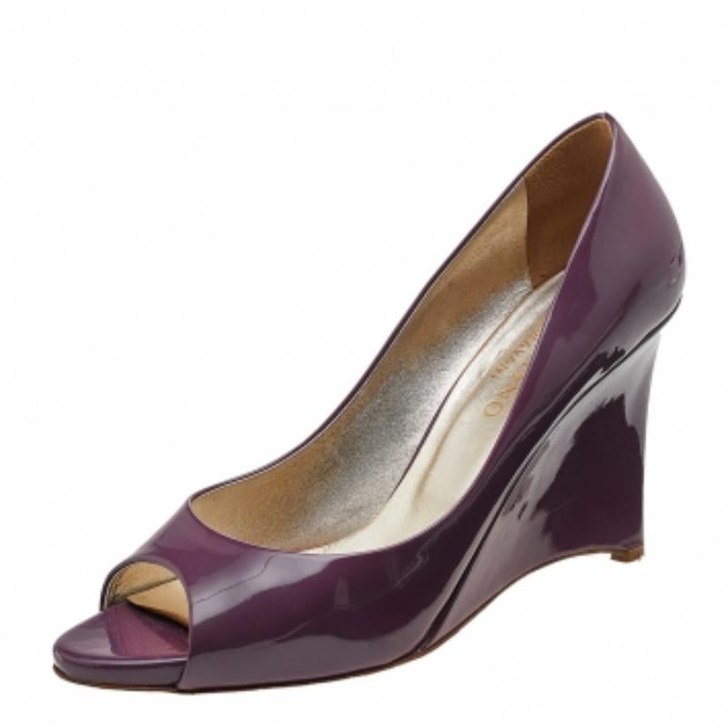 A feminine flair and a sophisticated appeal characterize these timeless Valentino pumps. Crafted using quality materials, they will add an opulent charm to your look and complement many looks that you would want to create.