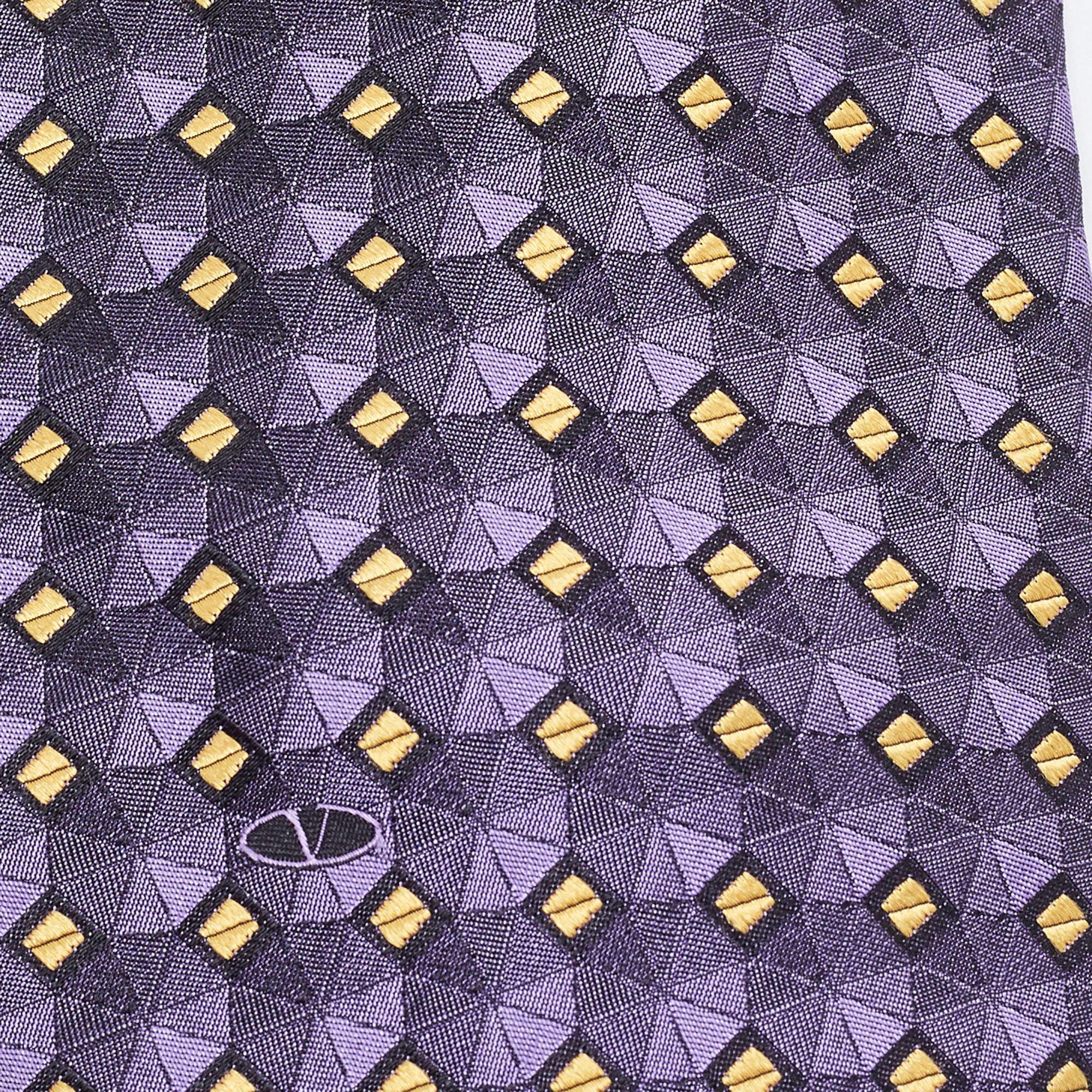 This tie is a perfect formal accessory that has a sharp and modern appeal. Made from luxurious materials it features intricate patterns and the brand label is neatly stitched at the back. It is sure to add oodles of style to your blazers.