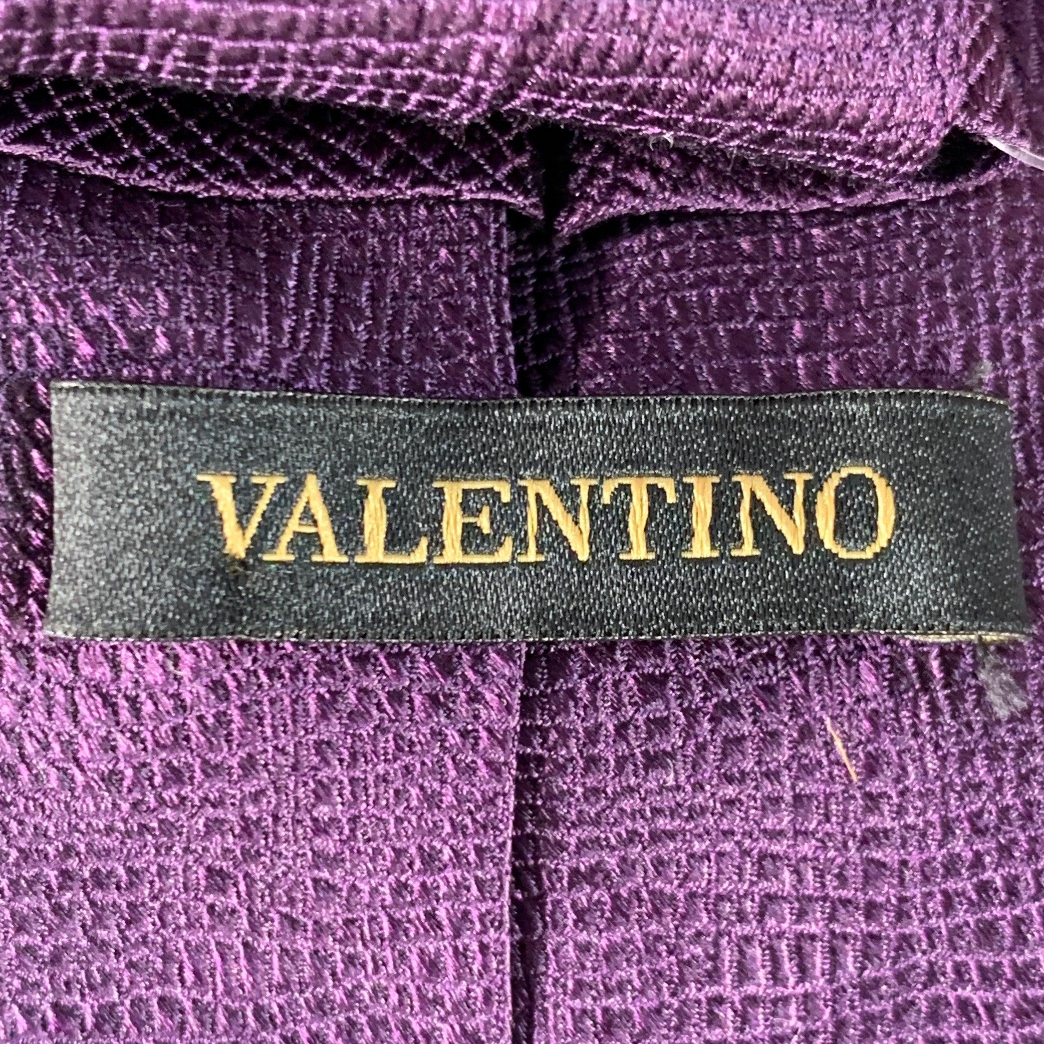 VALENTINO Corbata de seda púrpura saffiano con textura rayada en Excelente estado para la venta en San Francisco, CA